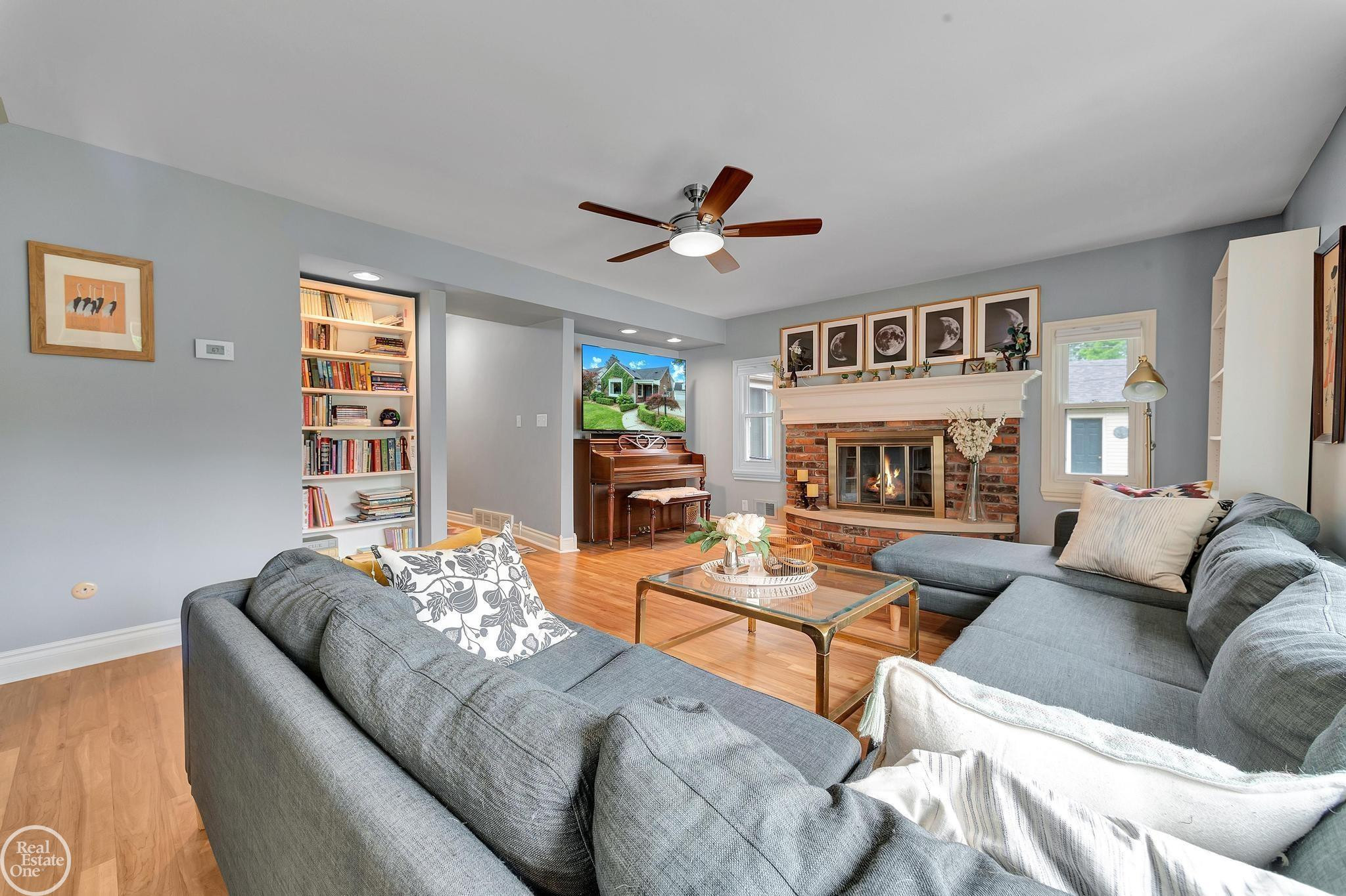 951 HAMPTON Street, Grosse Pointe Woods, MI 48236 — Photo 19
