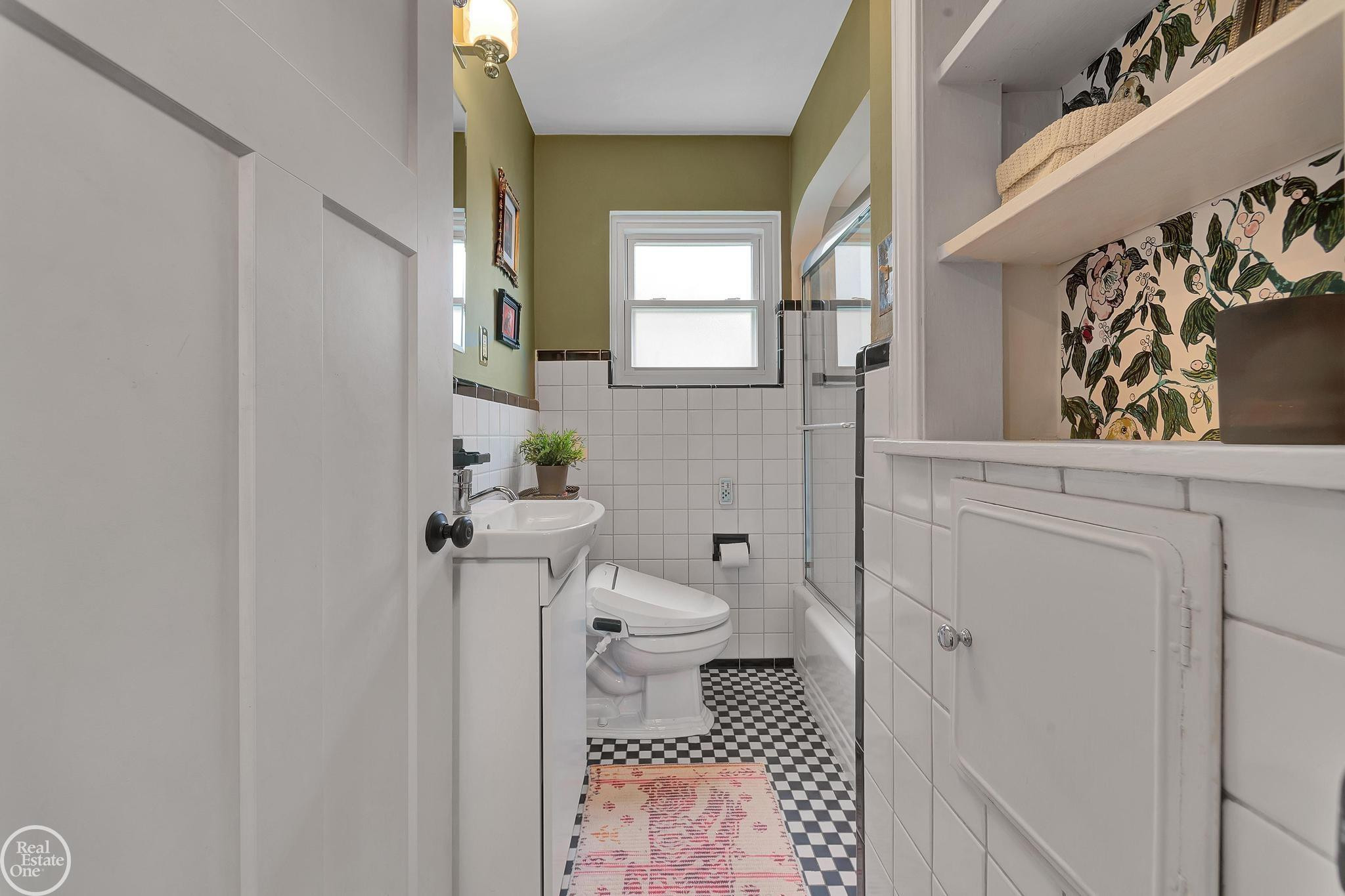 951 HAMPTON Street, Grosse Pointe Woods, MI 48236 — Photo 23