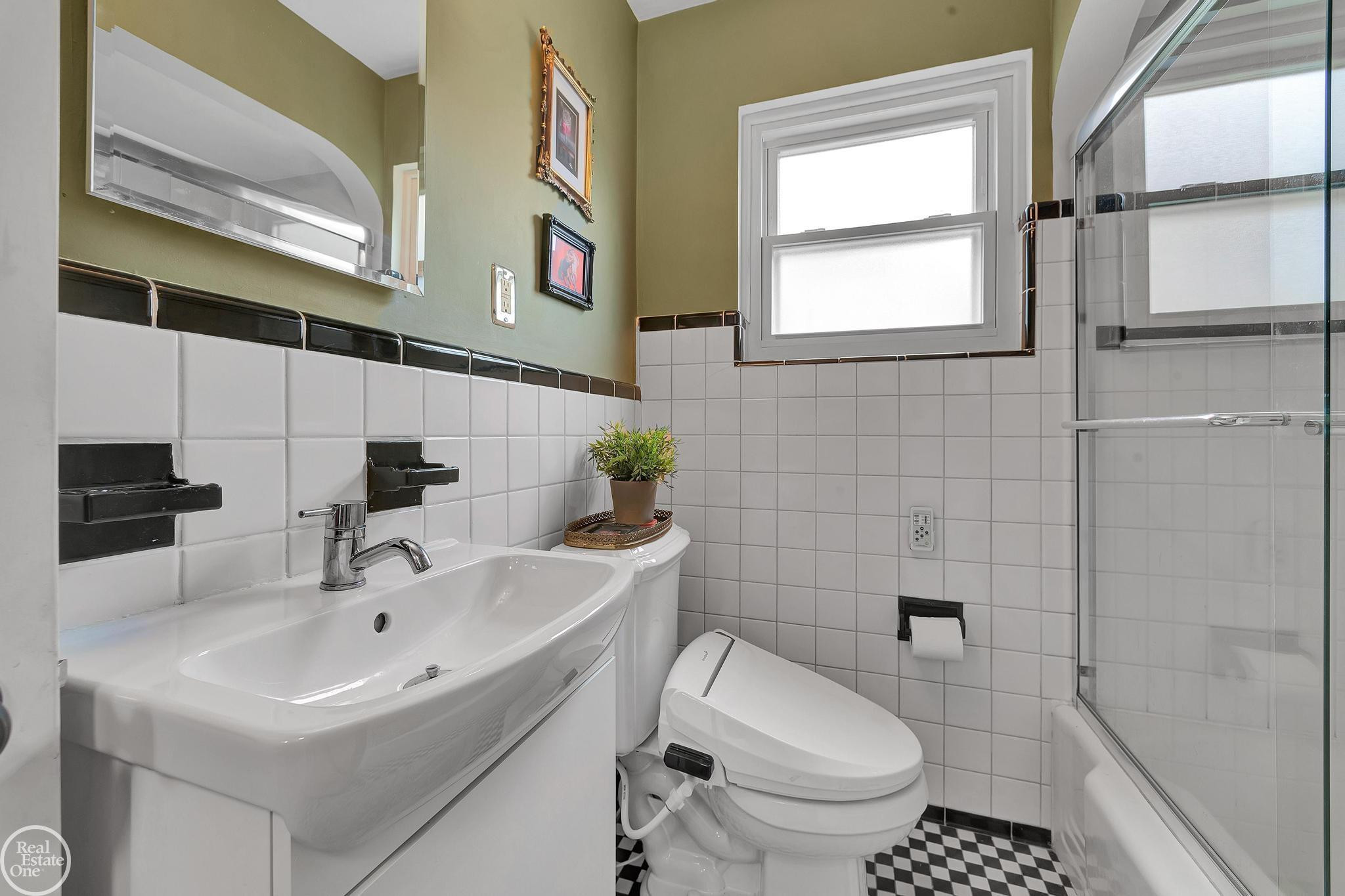 951 HAMPTON Street, Grosse Pointe Woods, MI 48236 — Photo 24