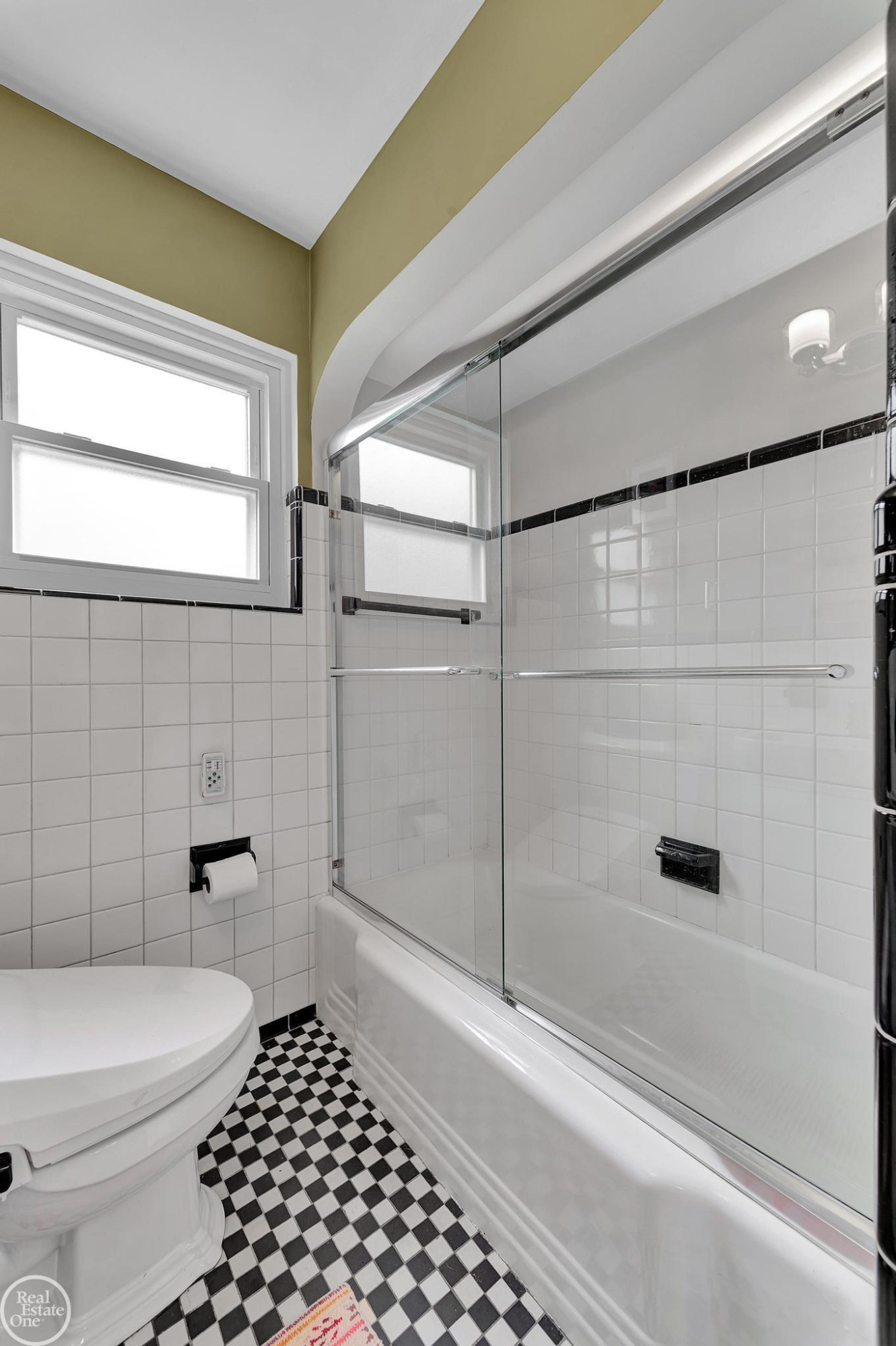 951 HAMPTON Street, Grosse Pointe Woods, MI 48236 — Photo 26