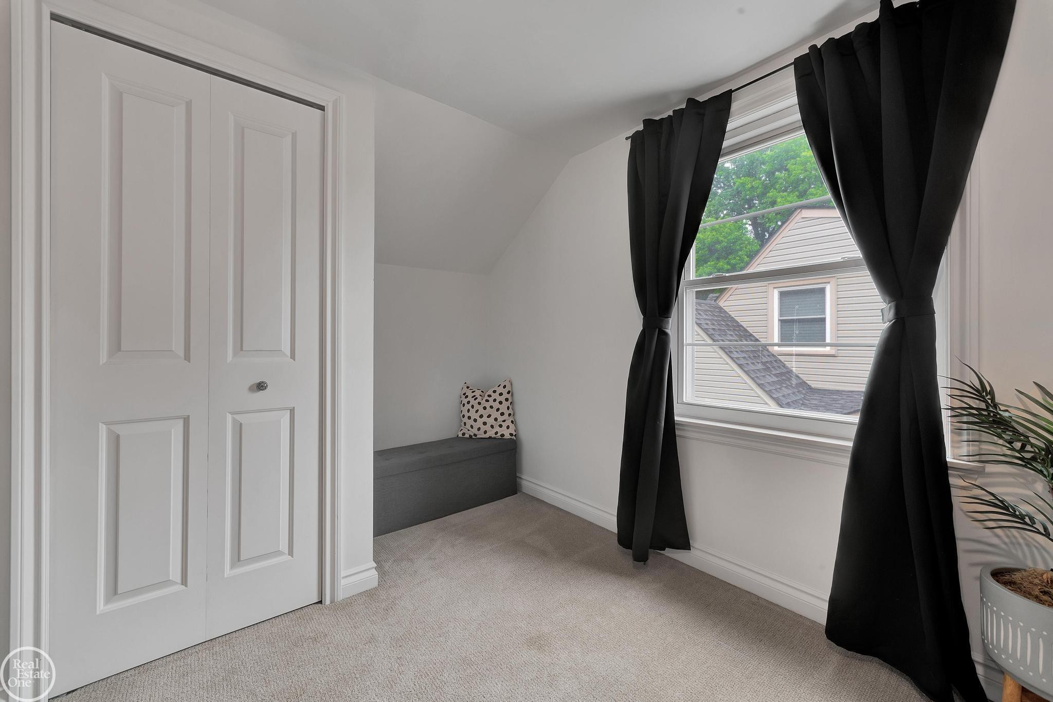 951 HAMPTON Street, Grosse Pointe Woods, MI 48236 — Photo 41