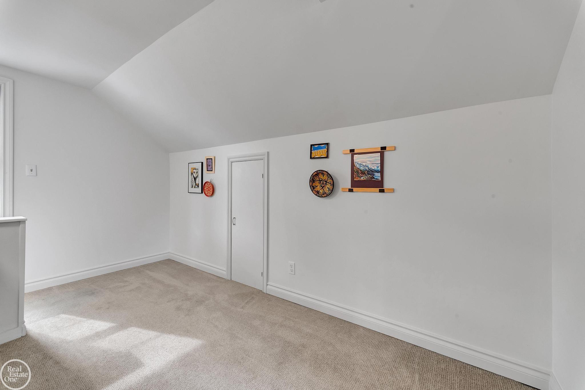 951 HAMPTON Street, Grosse Pointe Woods, MI 48236 — Photo 42