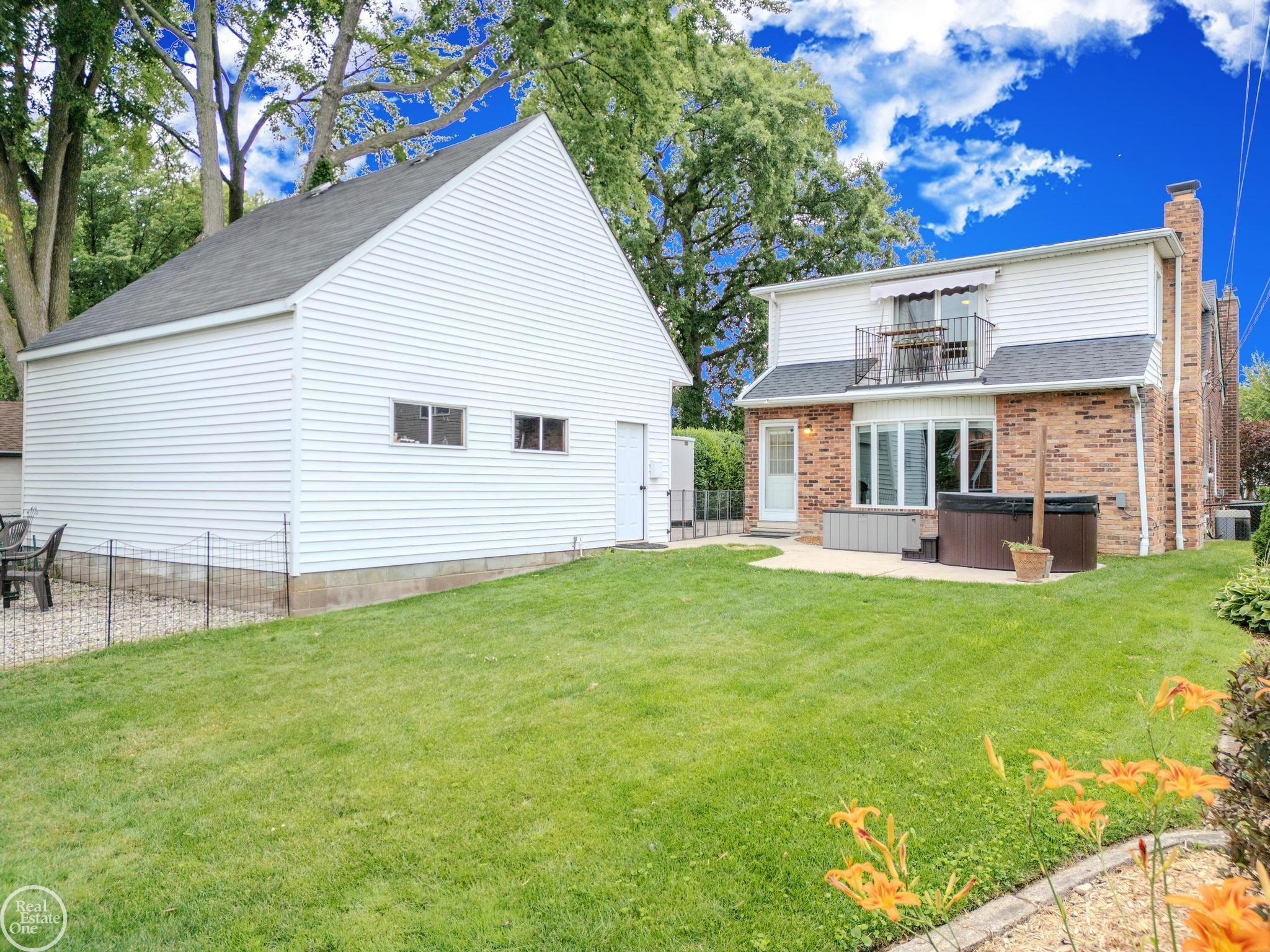 951 HAMPTON Street, Grosse Pointe Woods, MI 48236 — Photo 58