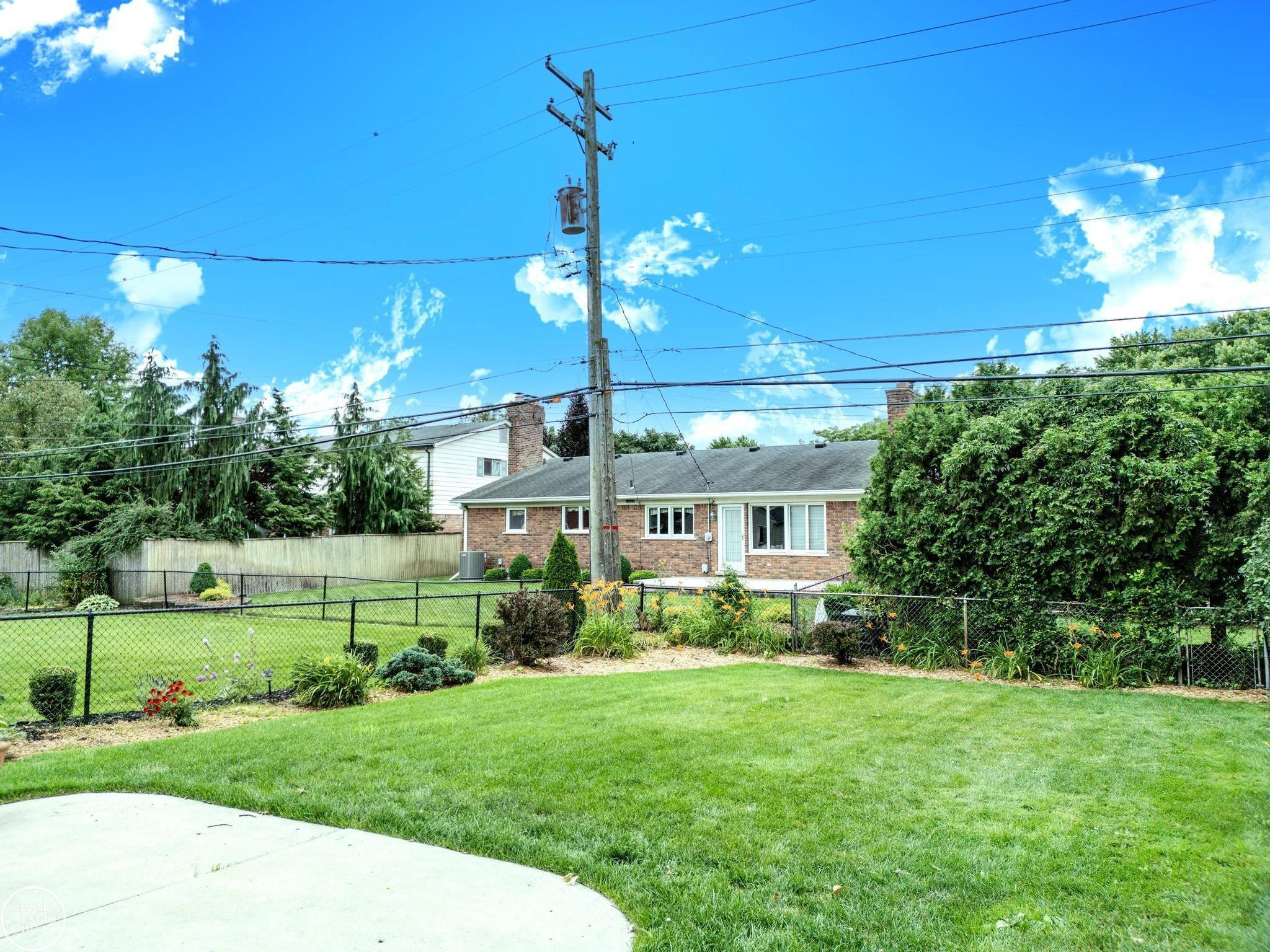 951 HAMPTON Street, Grosse Pointe Woods, MI 48236 — Photo 67