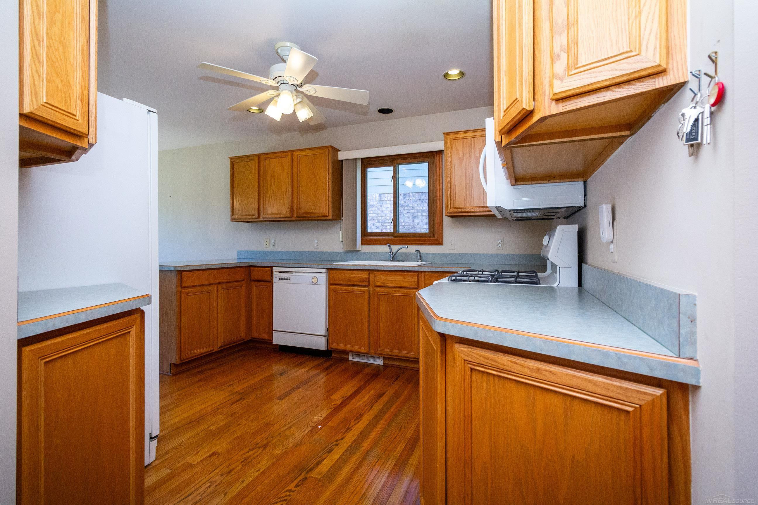 52538 Covecreek Drive, Macomb, MI 48044 — Photo 17