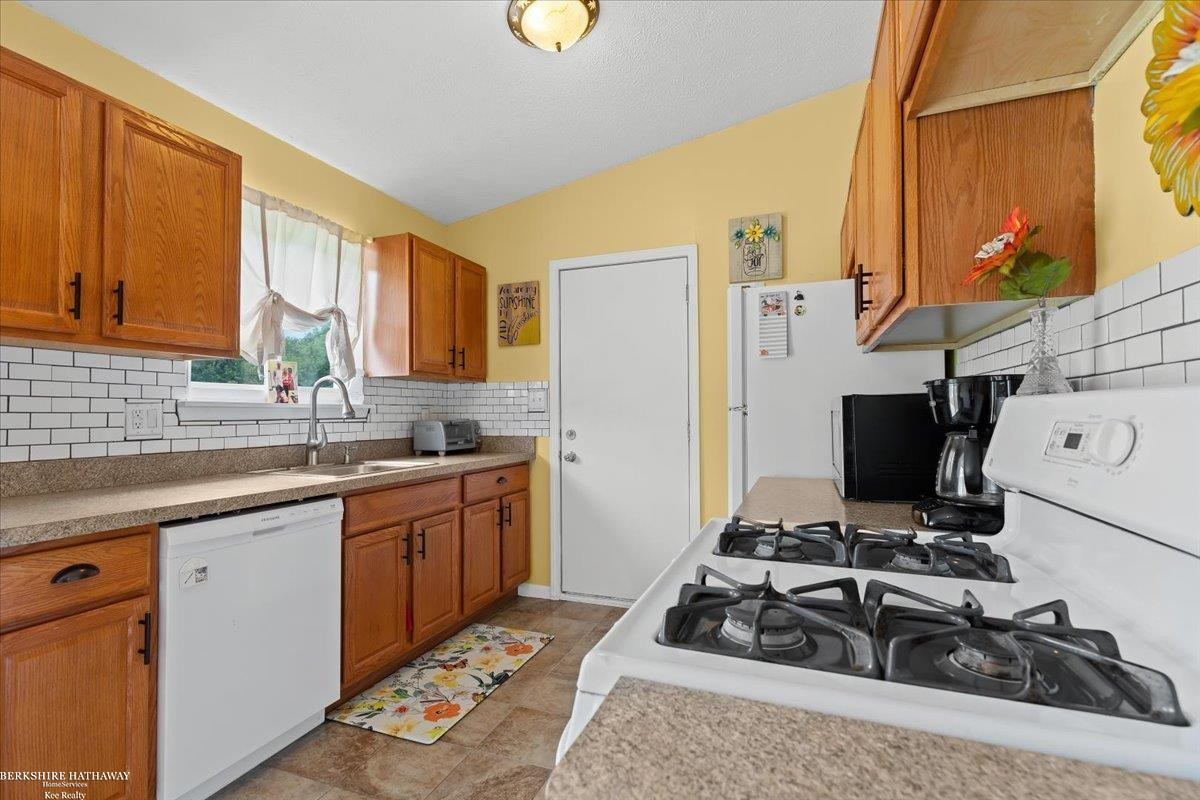 48279 Donahue Street, Chesterfield, MI 48047 — Photo 7