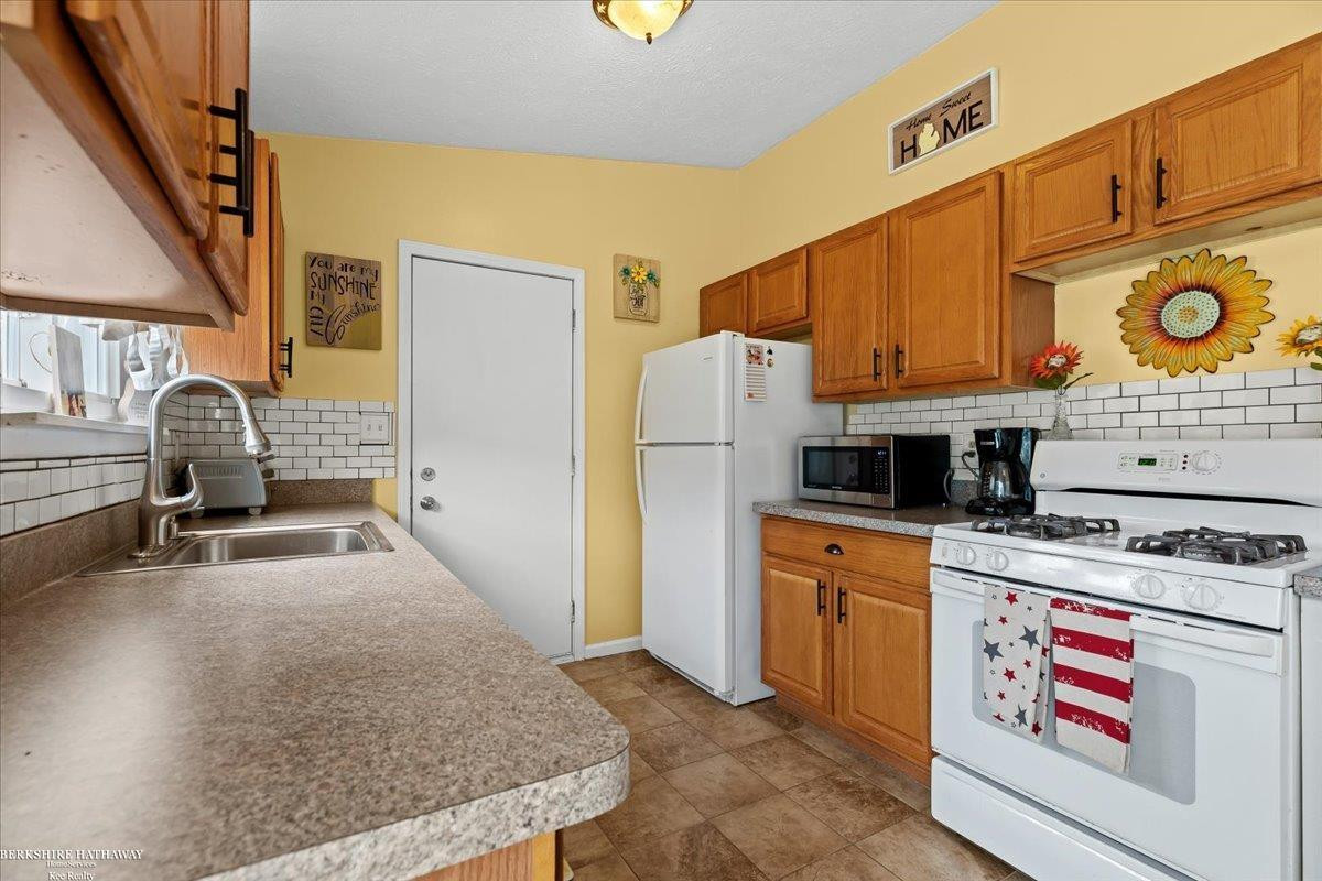 48279 Donahue Street, Chesterfield, MI 48047 — Photo 8