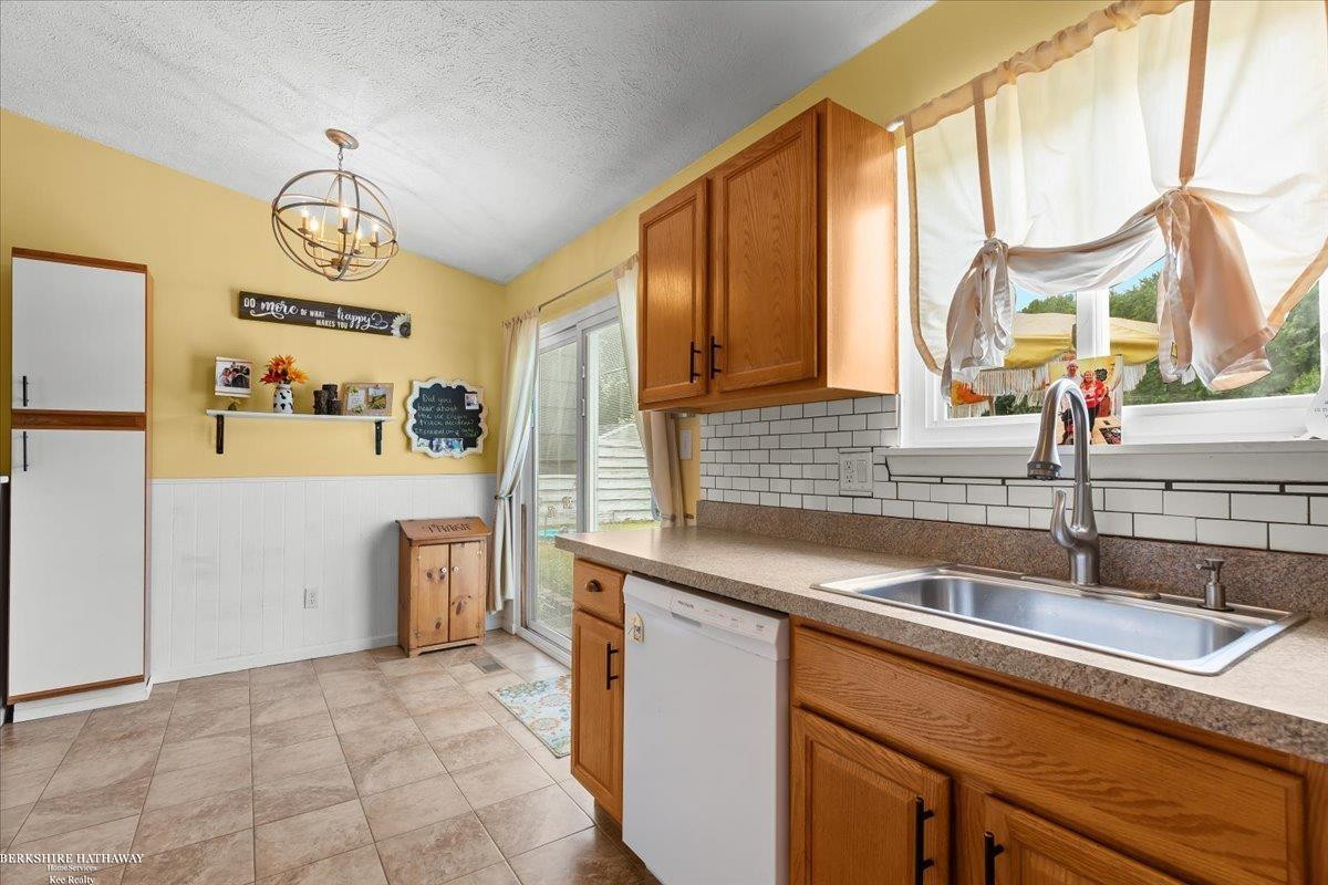 48279 Donahue Street, Chesterfield, MI 48047 — Photo 9