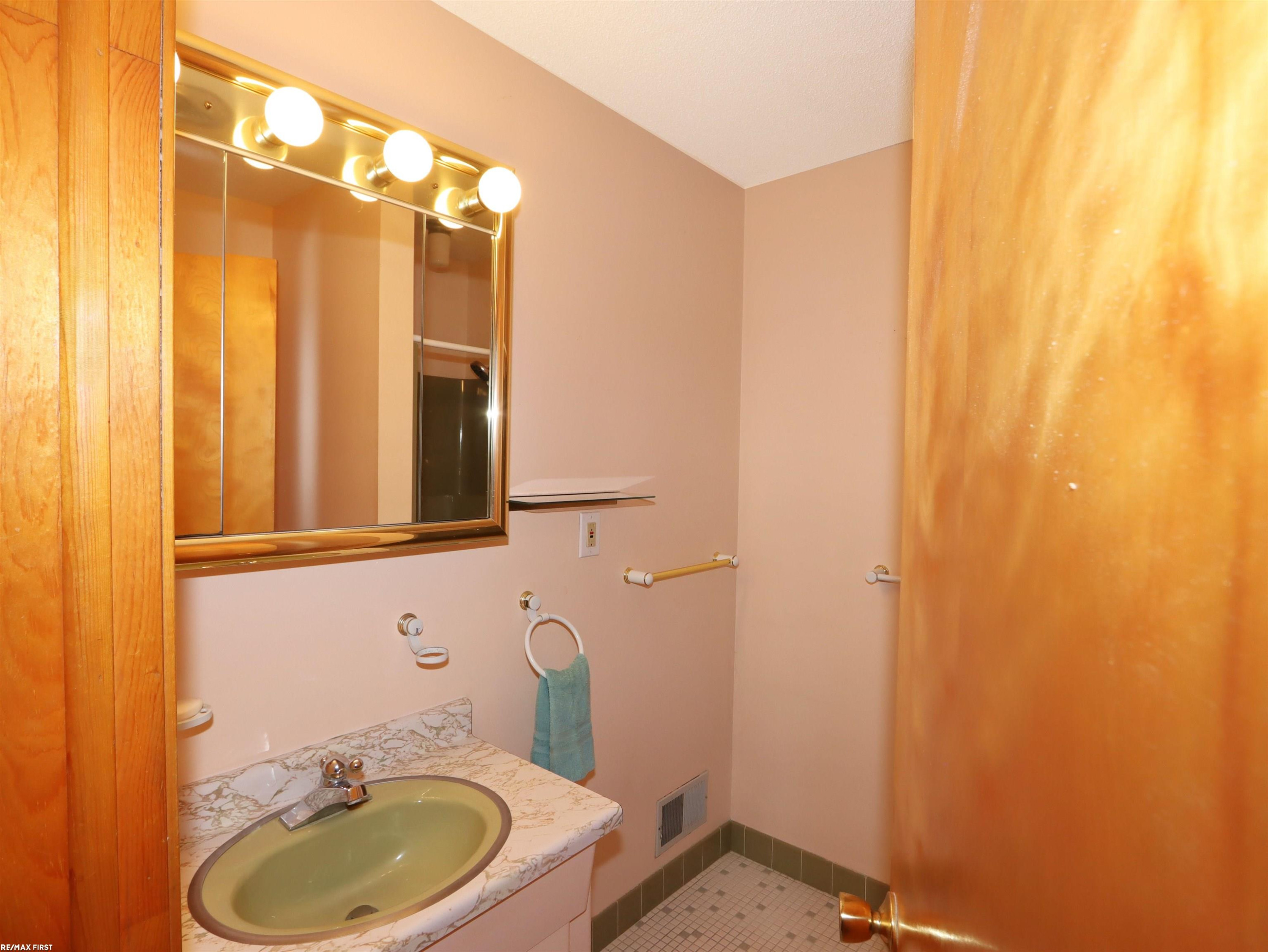 48438 Jefferson Avenue, Chesterfield, MI 48047 — Photo 19