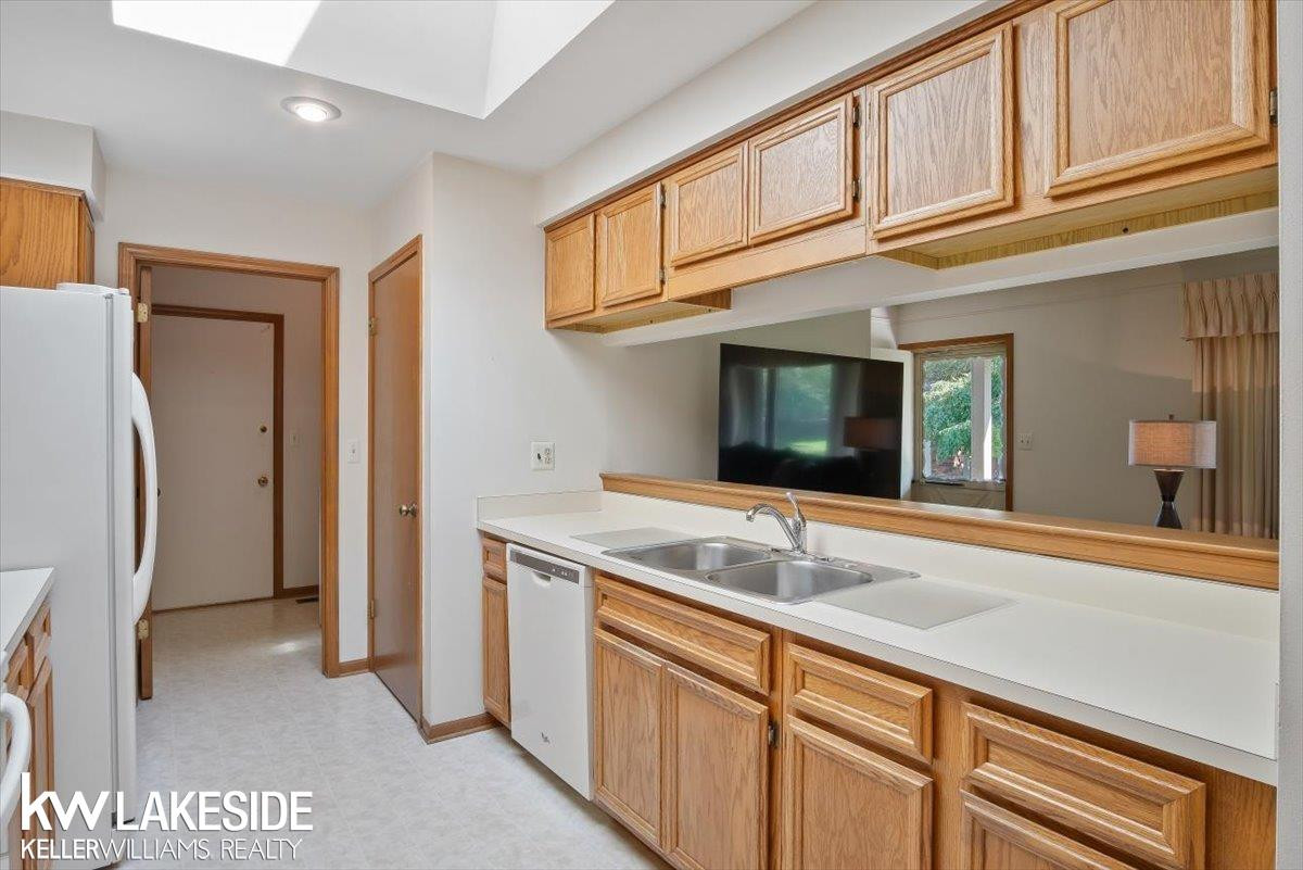 49266 Ashley Court, Utica, MI 48315 — Photo 10