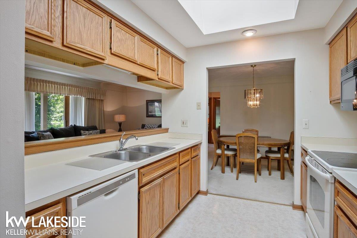 49266 Ashley Court, Utica, MI 48315 — Photo 11