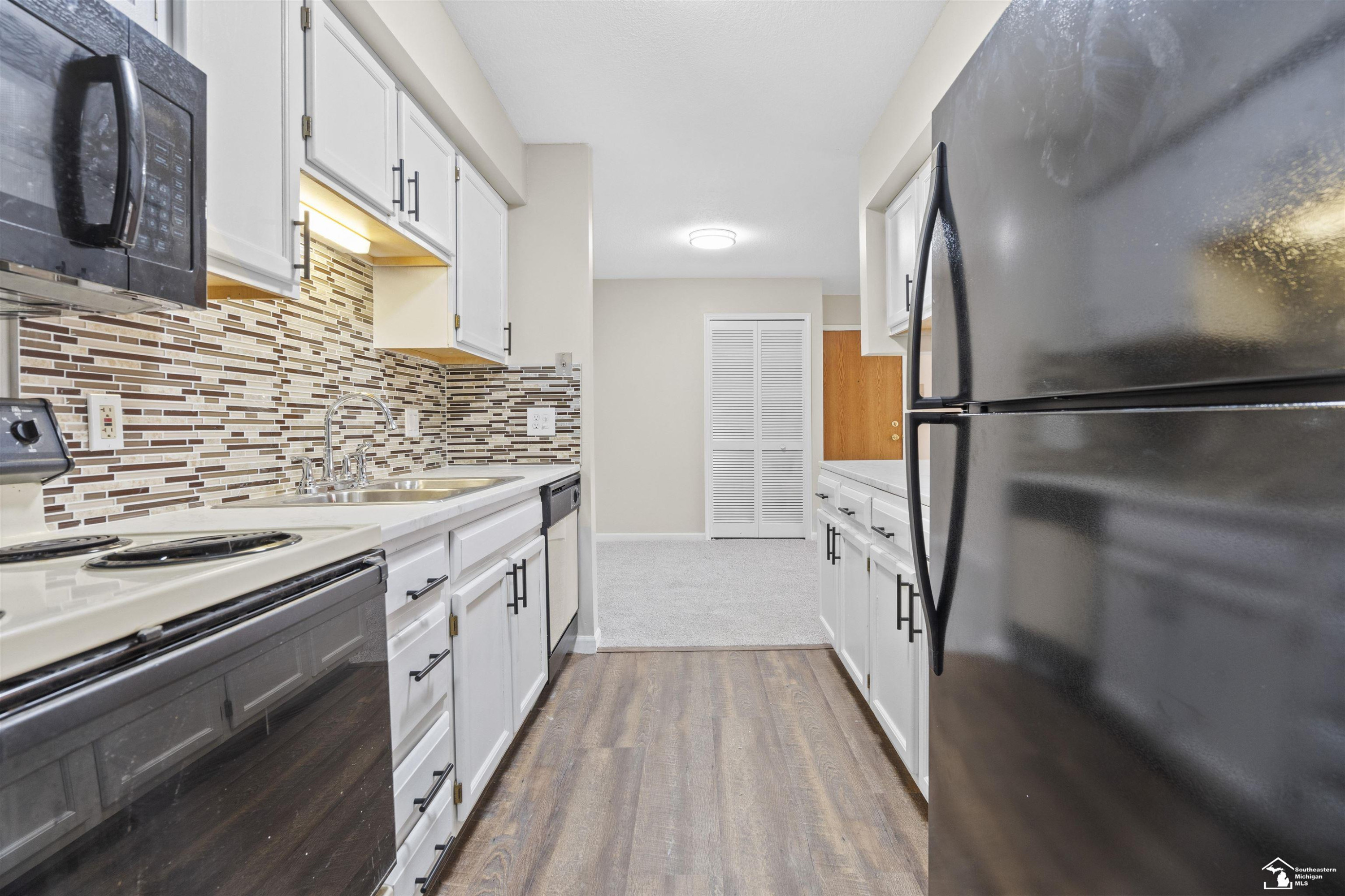 1405 Harbour, 145, Trenton, MI 48183 — Photo 11