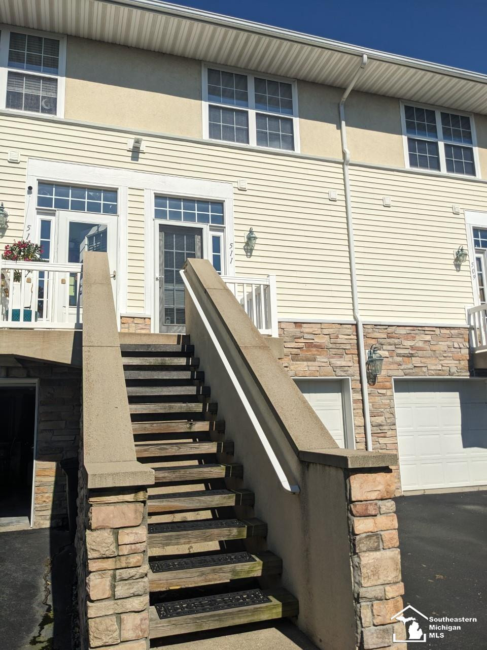 511 Mackinaw, Luna Pier, MI 48157 — front exterior