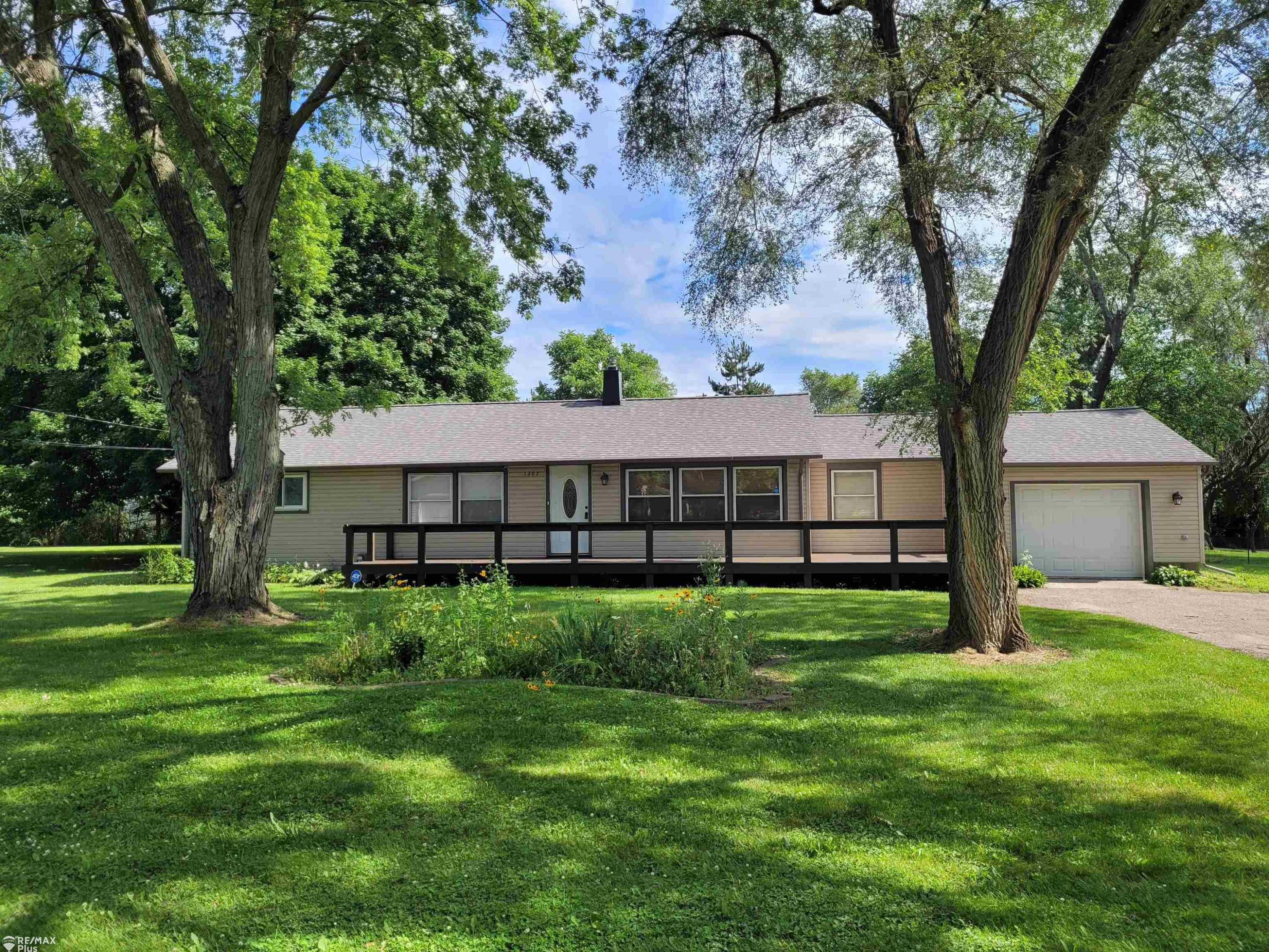 1307 Sharon, Lapeer, MI 48446 — front exterior