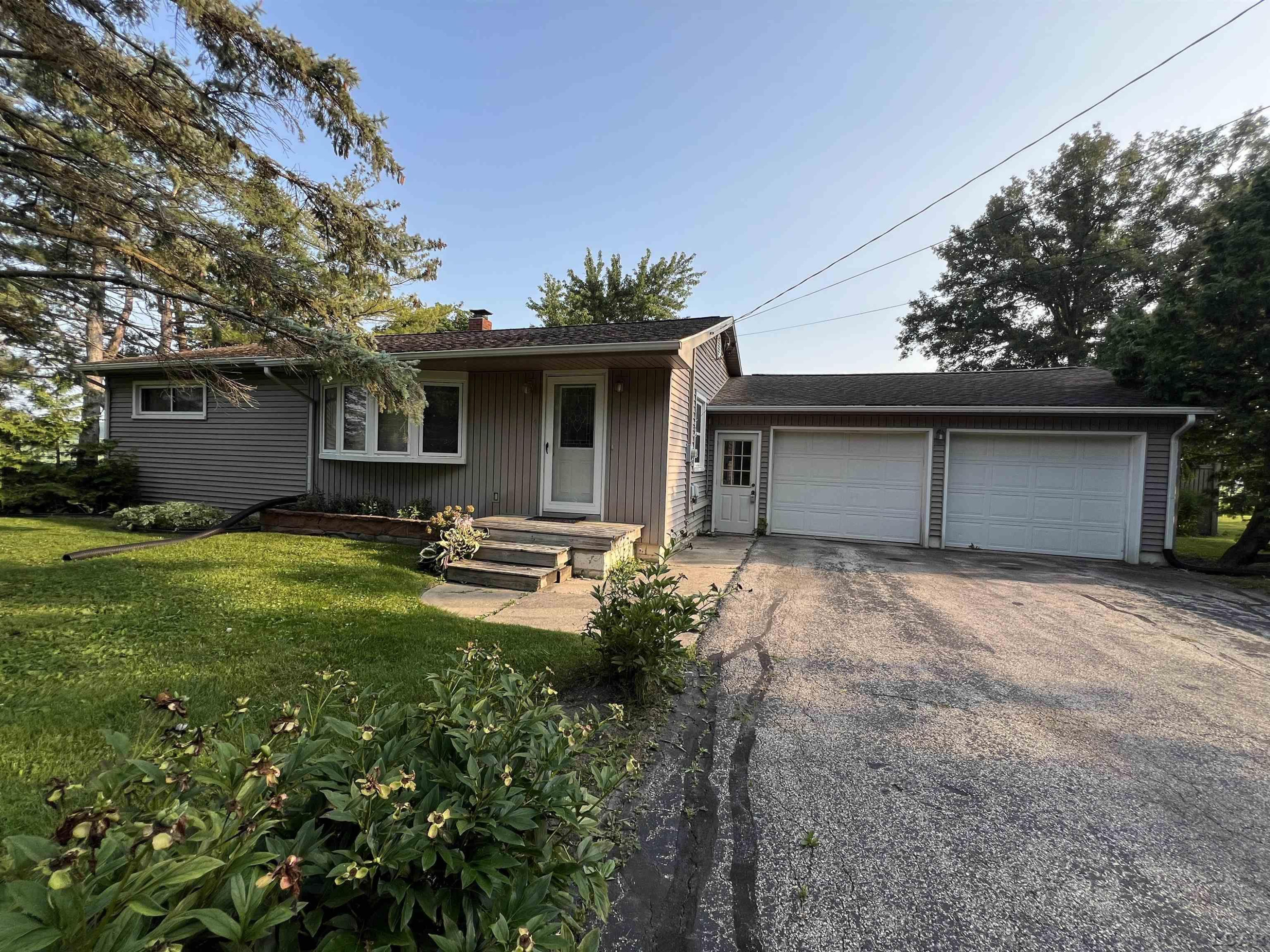 160 10th, Britton, MI 49229 — front exterior