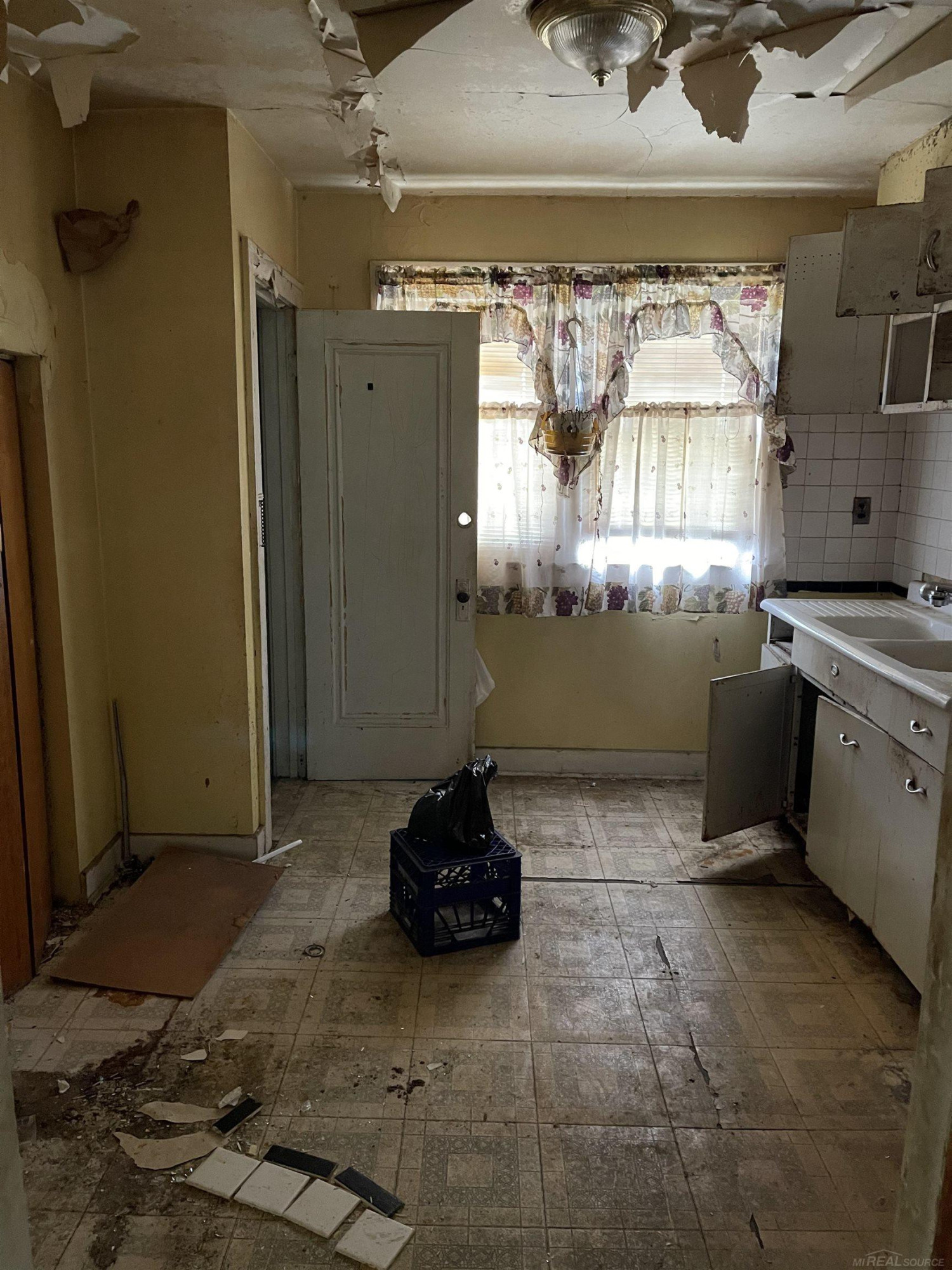 8901 Isham Avenue, Detroit, MI 48213 — Photo 8