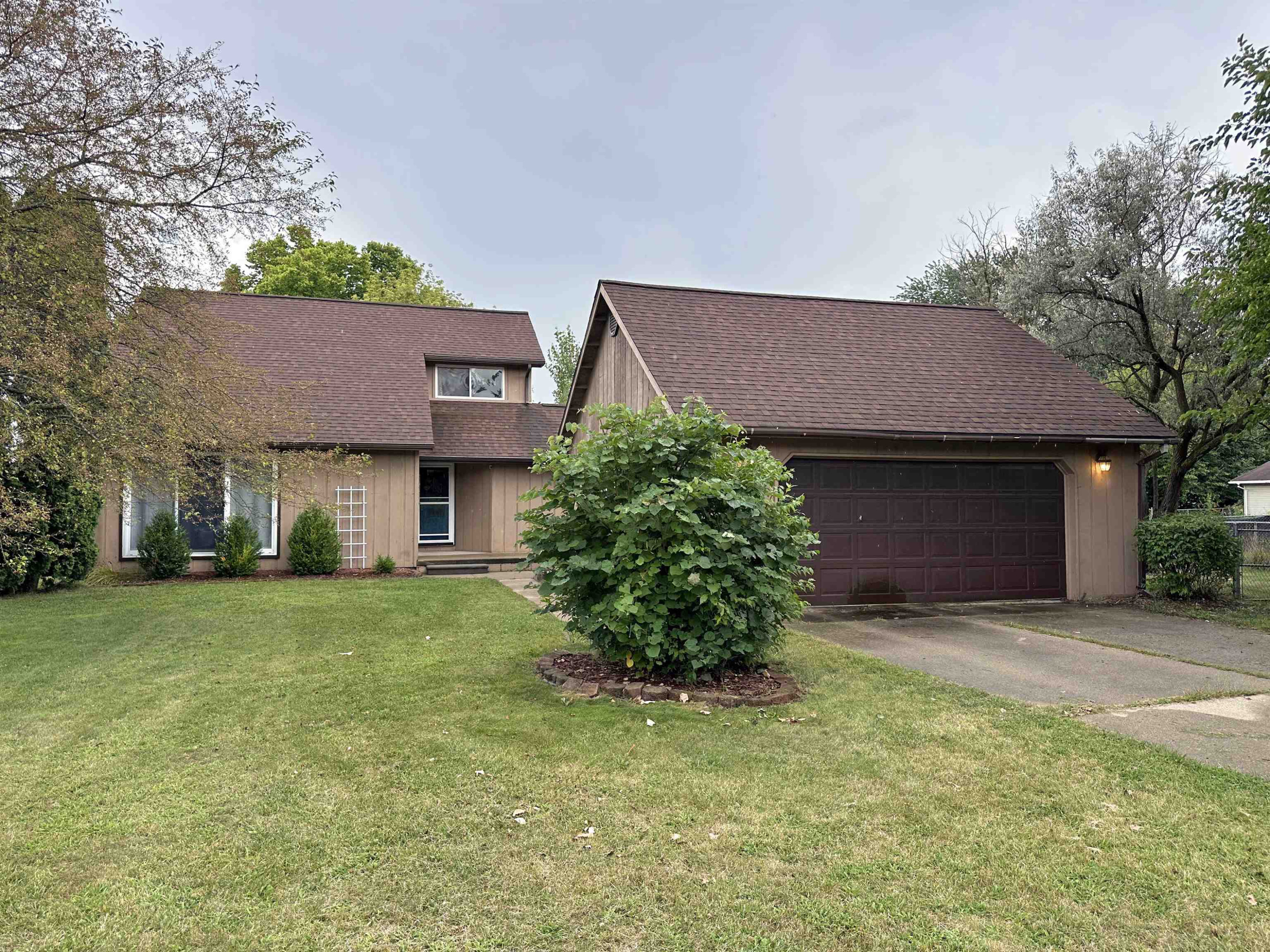700 Sunflower, Chesaning, MI 48616 — front exterior