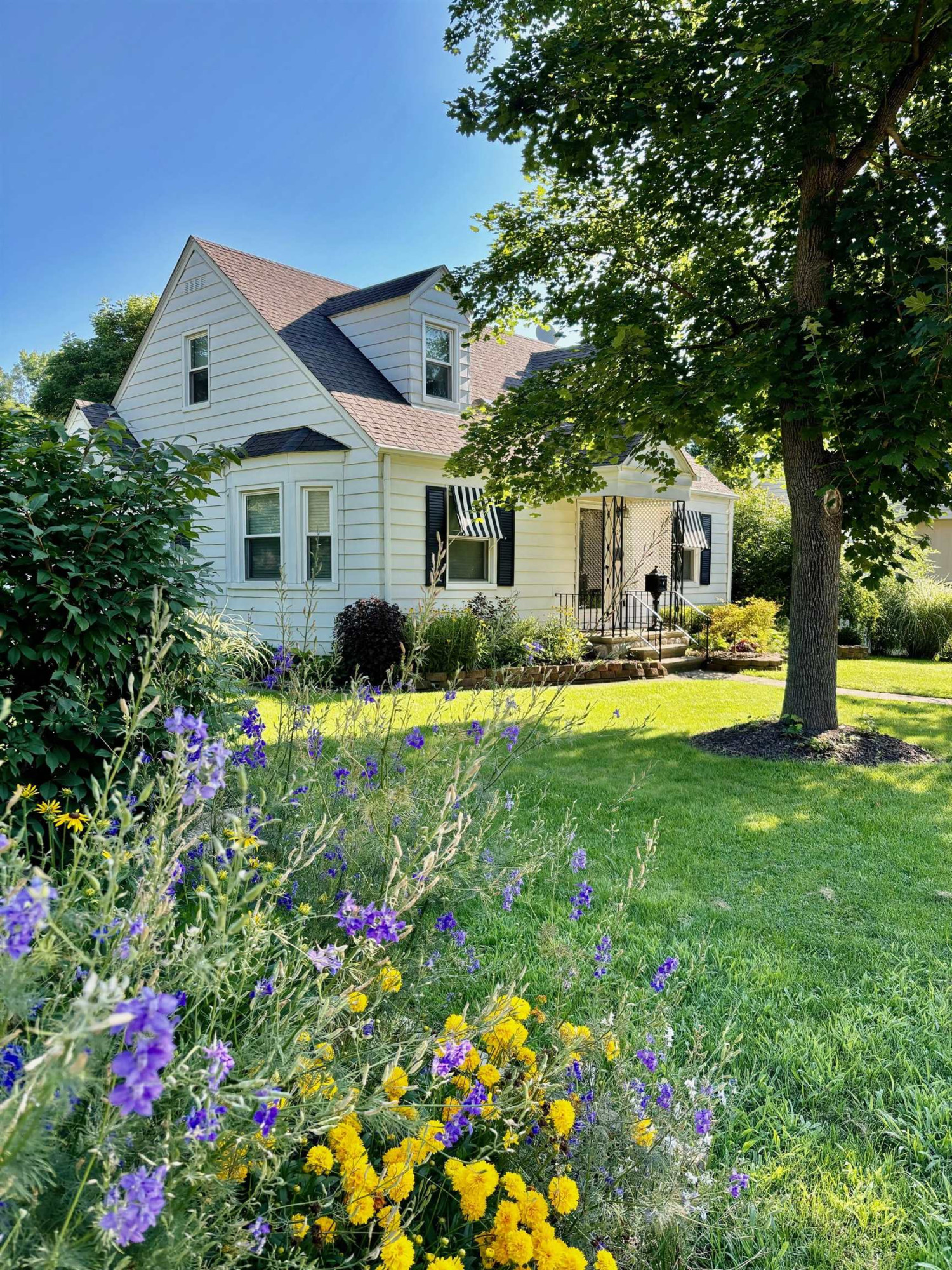 324 W Saint Clair, MI 48065 — front exterior