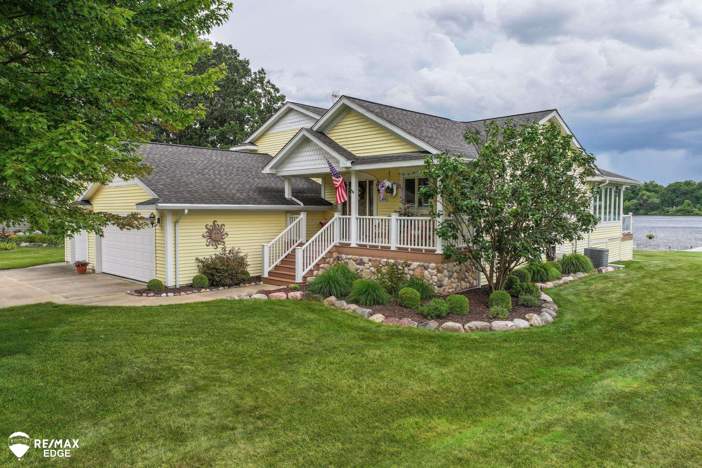 946 Holly Bush, Holly, MI 48442 — front exterior