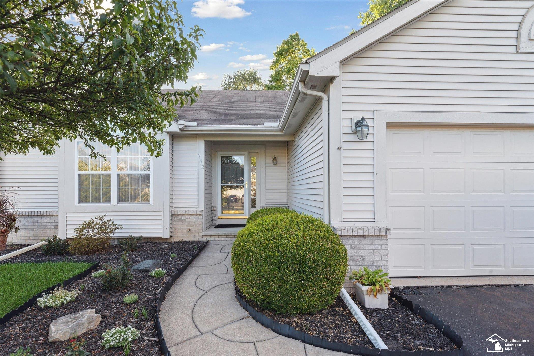 942 Hickory Creek, Temperance, MI 48182 — Photo 2