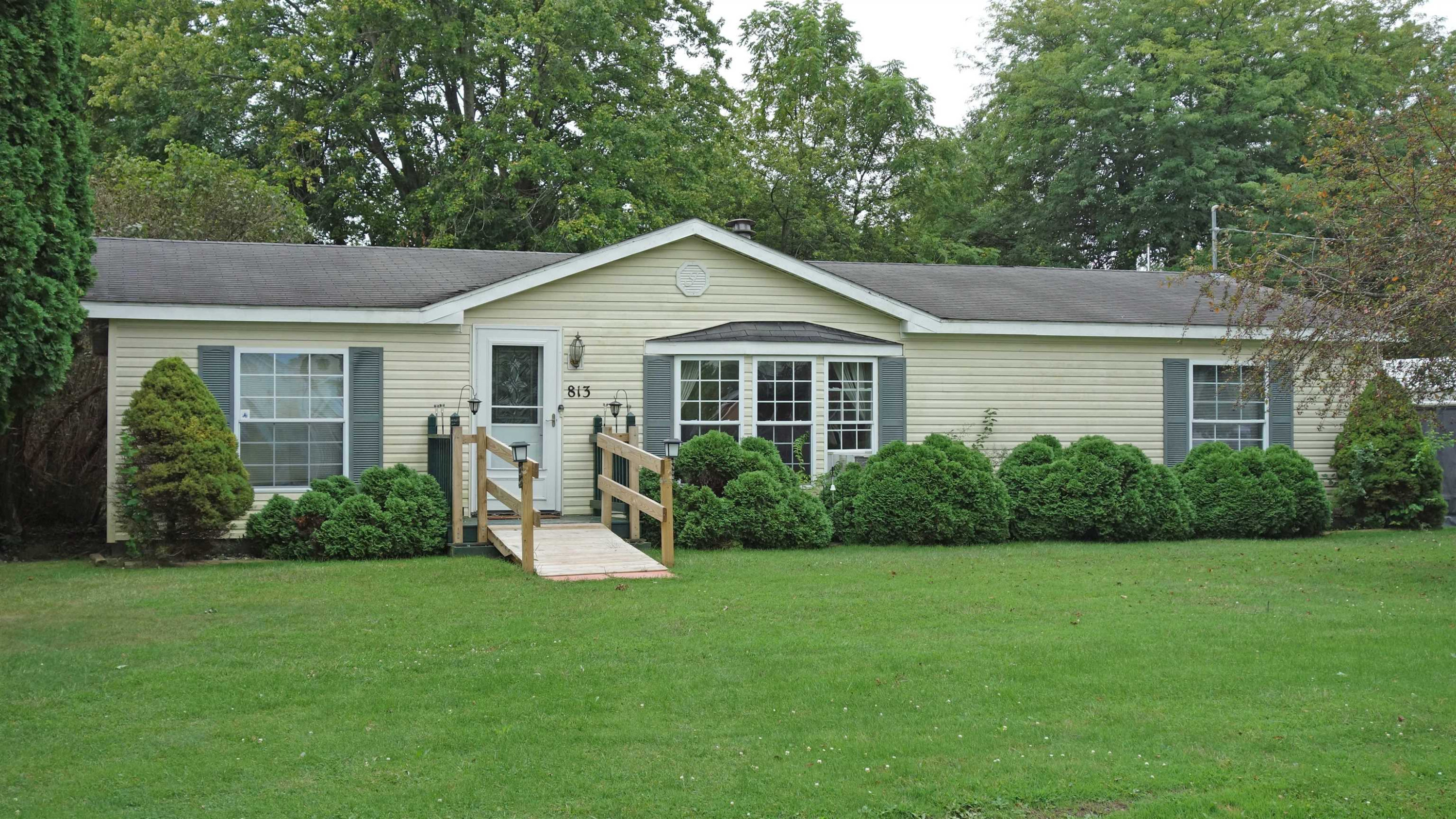 813 W Liberty, Chesaning, MI 48616 — front exterior