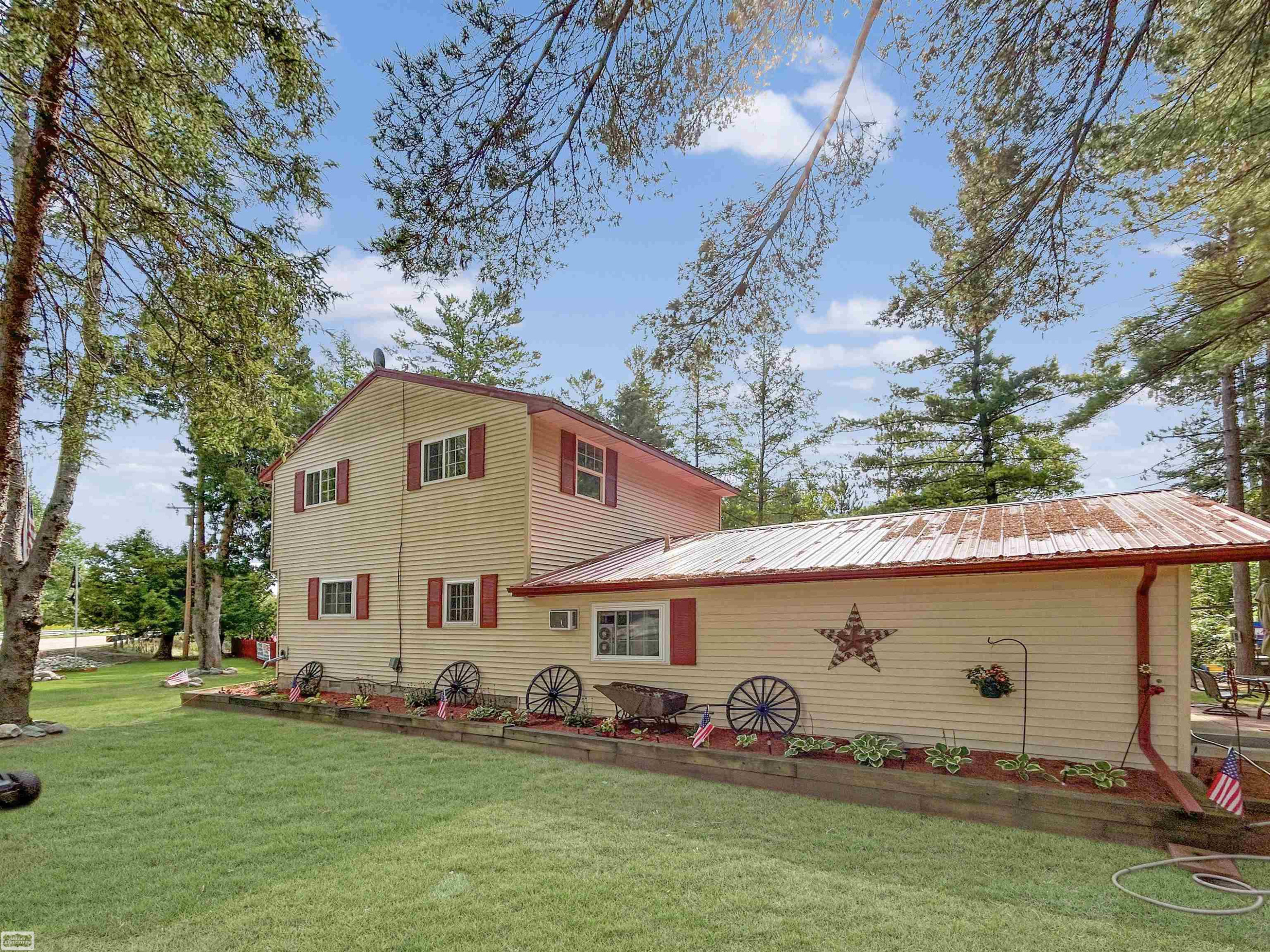 5837 Eaton Drive, Gladwin, MI 48624