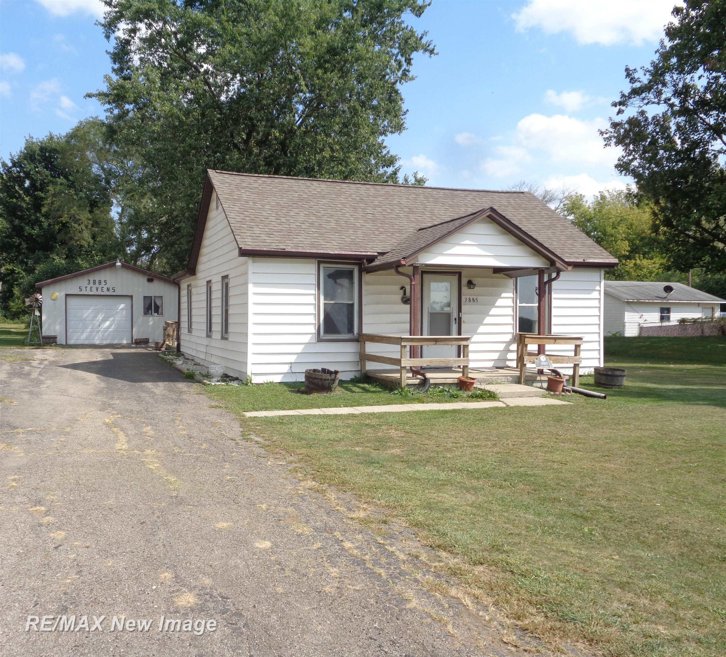 3885 East Road, Saginaw, MI 48601 — front exterior