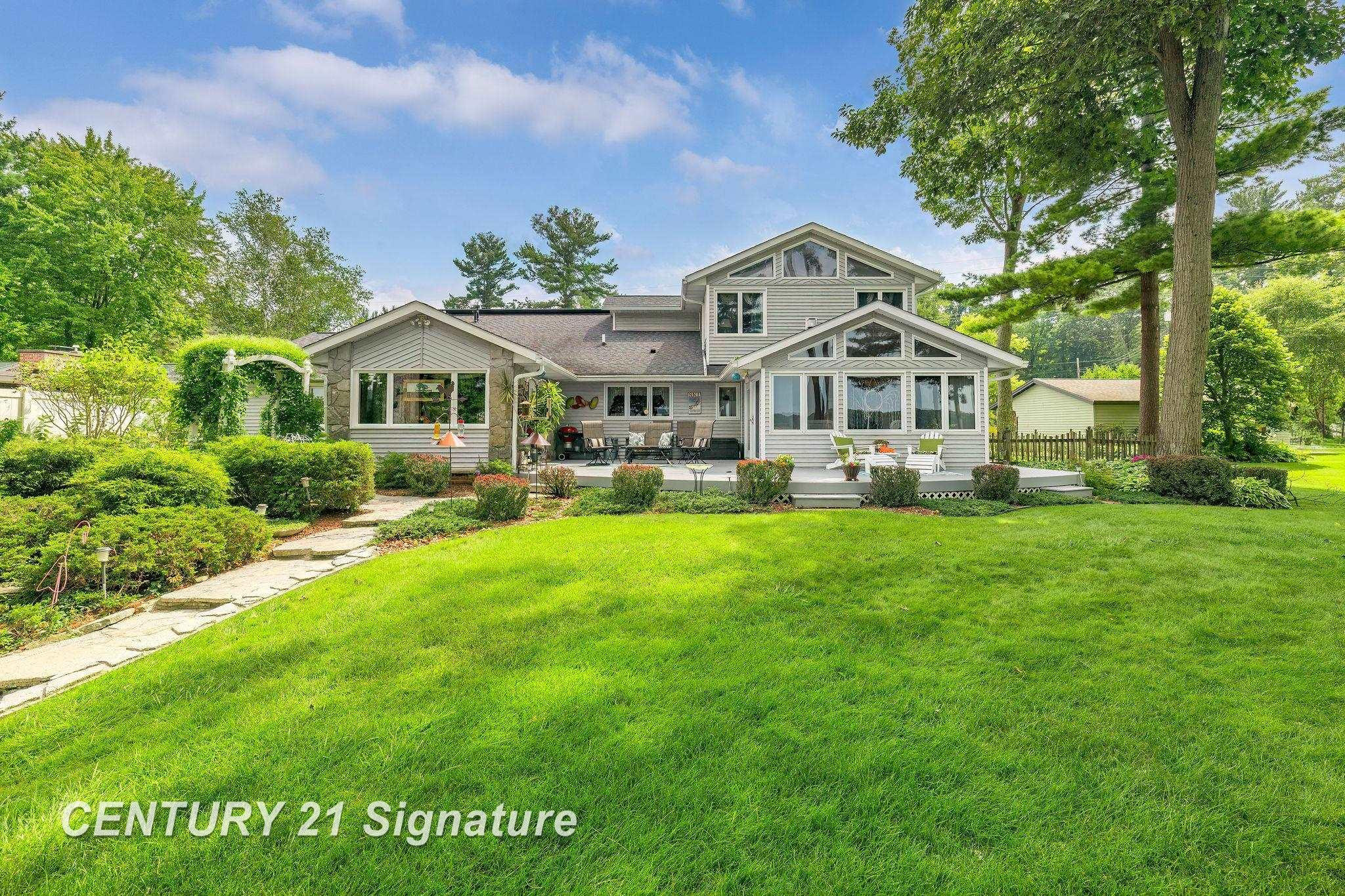 124 W Center Street, Sanford, MI 48657 — front exterior