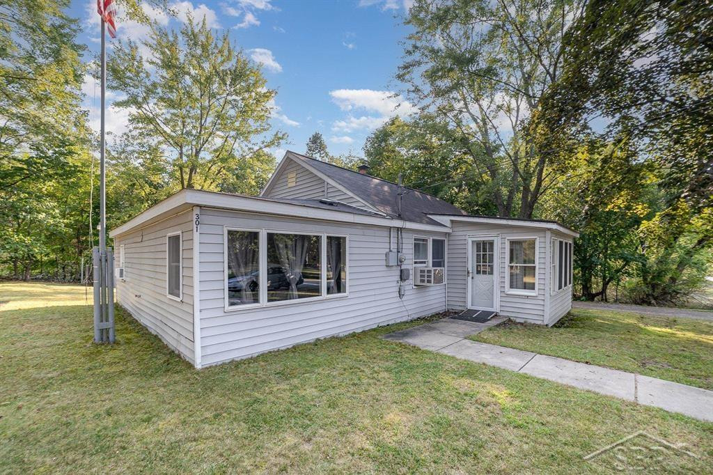 301 W Ellen Street, Farwell, MI 48622 — Photo 2