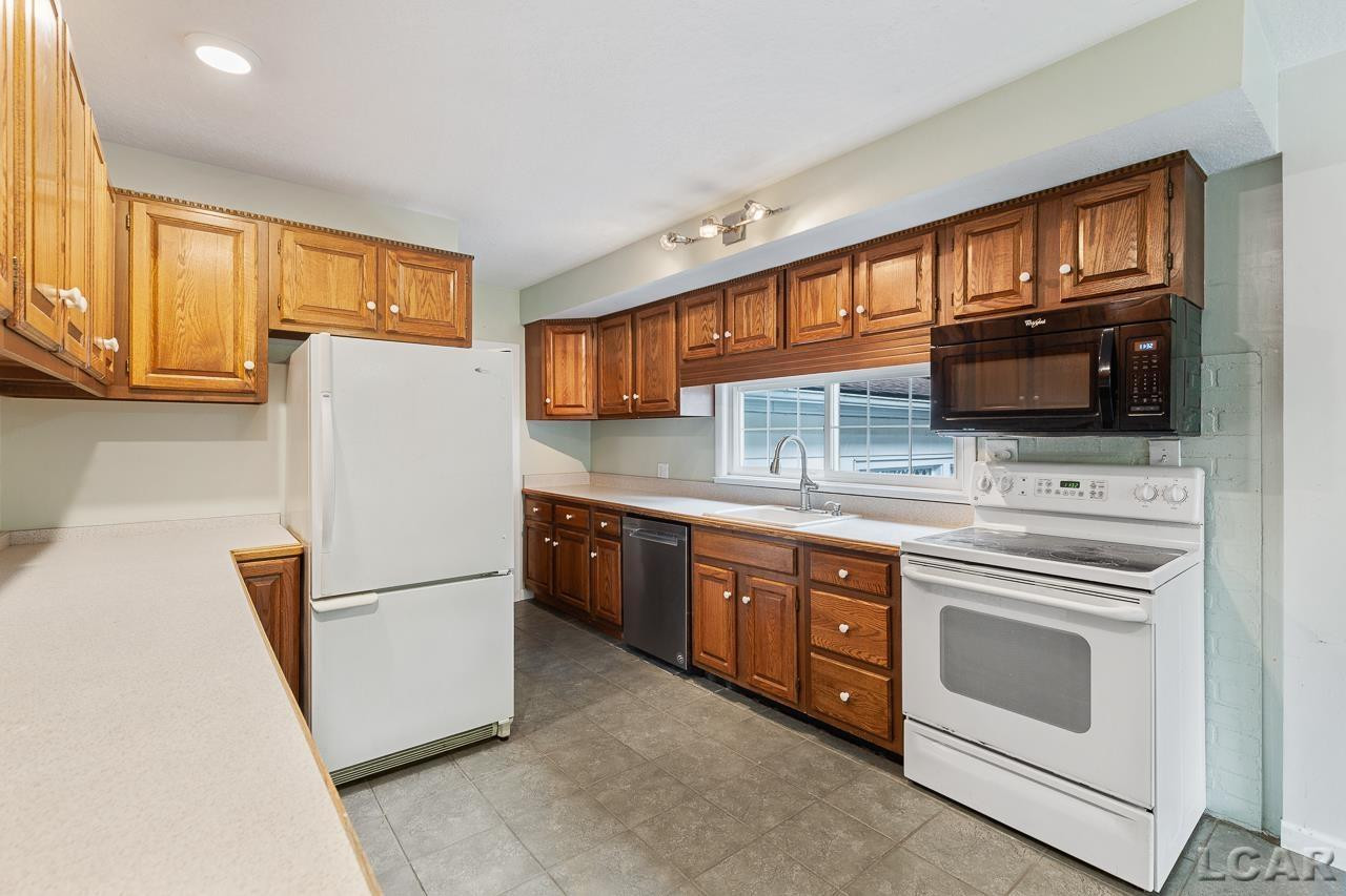 221 Russell, Blissfield, MI 49228 — Photo 11