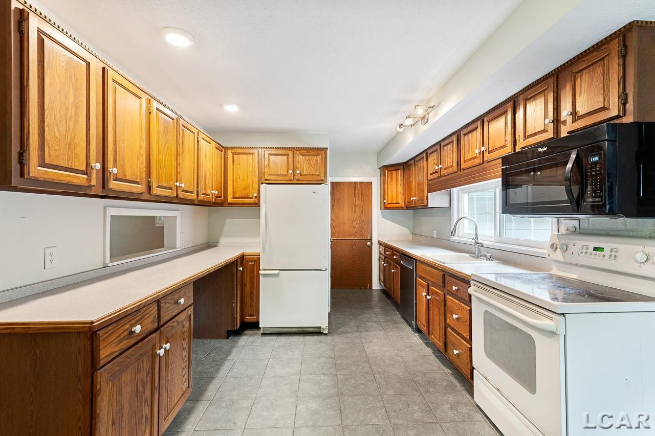 221 Russell, Blissfield, MI 49228 — Photo 12