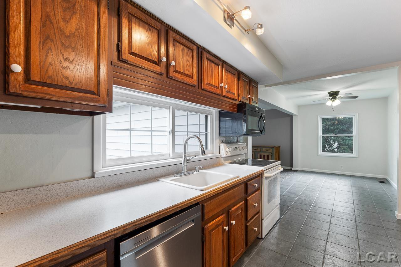 221 Russell, Blissfield, MI 49228 — Photo 13