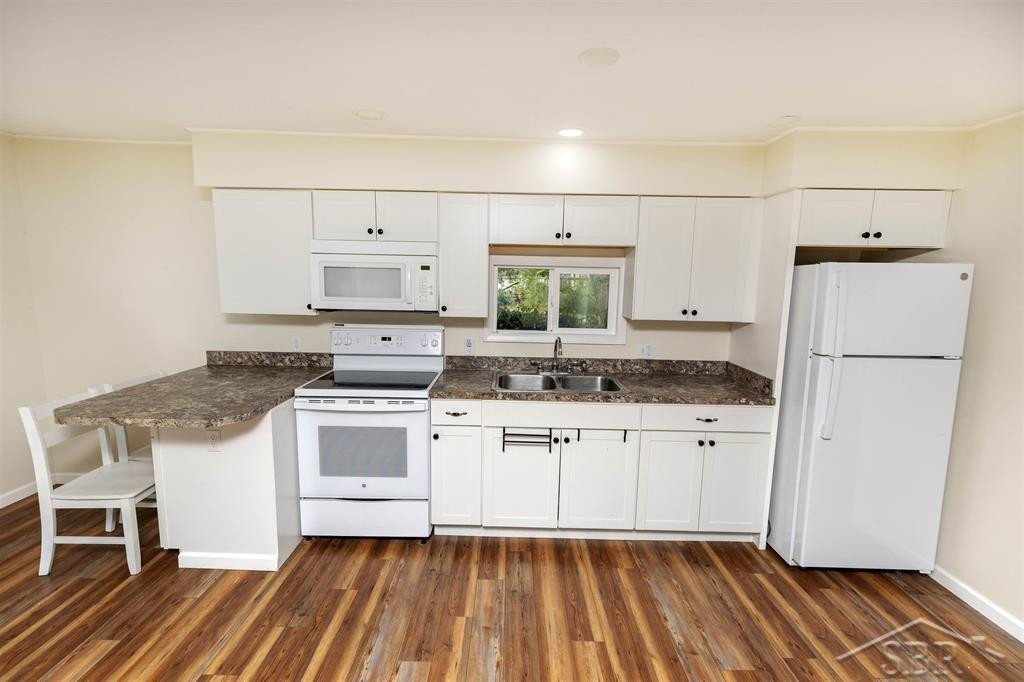 211 Cass Street, Sanford, MI 48657 — Photo 2