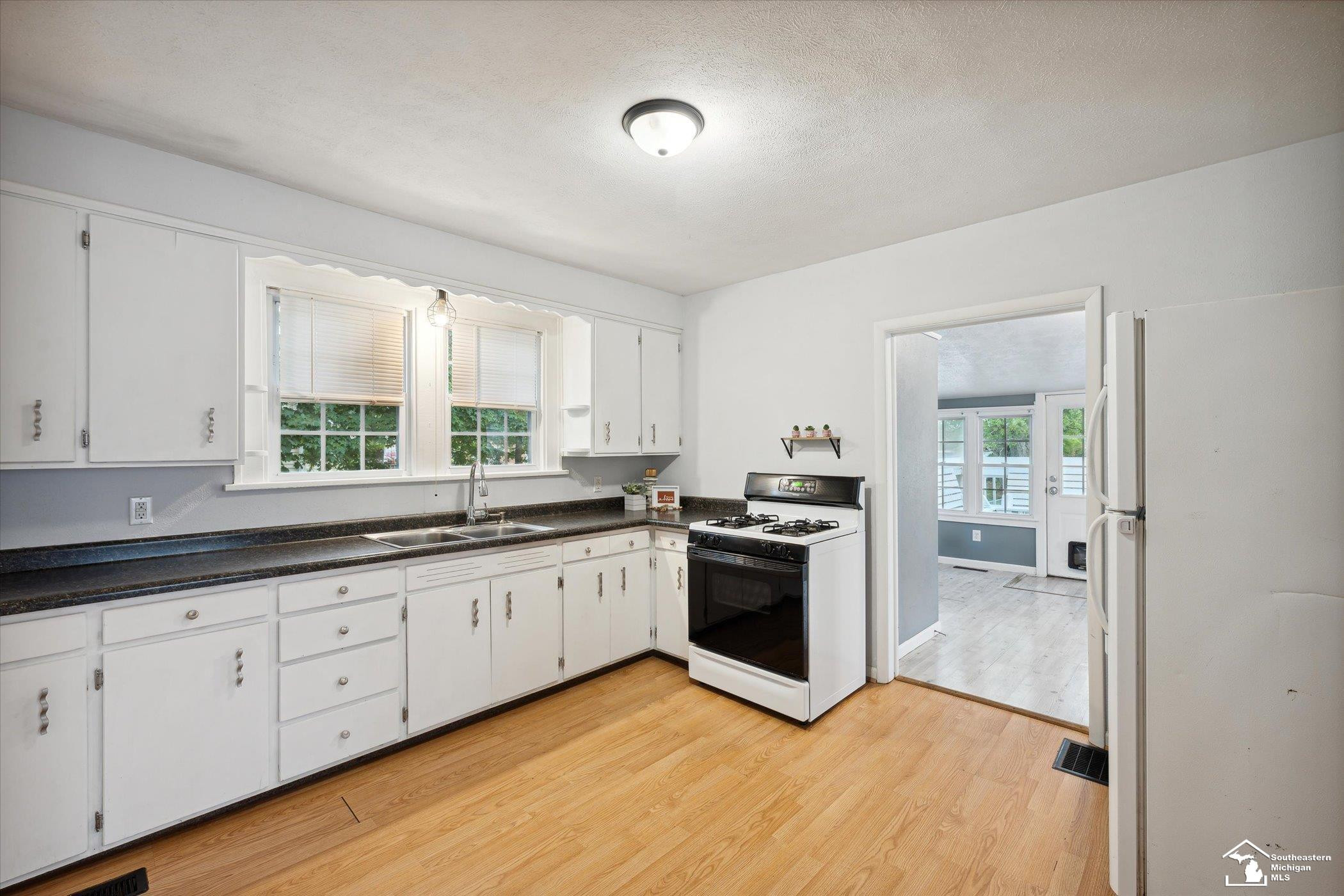 124 S Monroe, Blissfield, MI 49228 — Photo 15