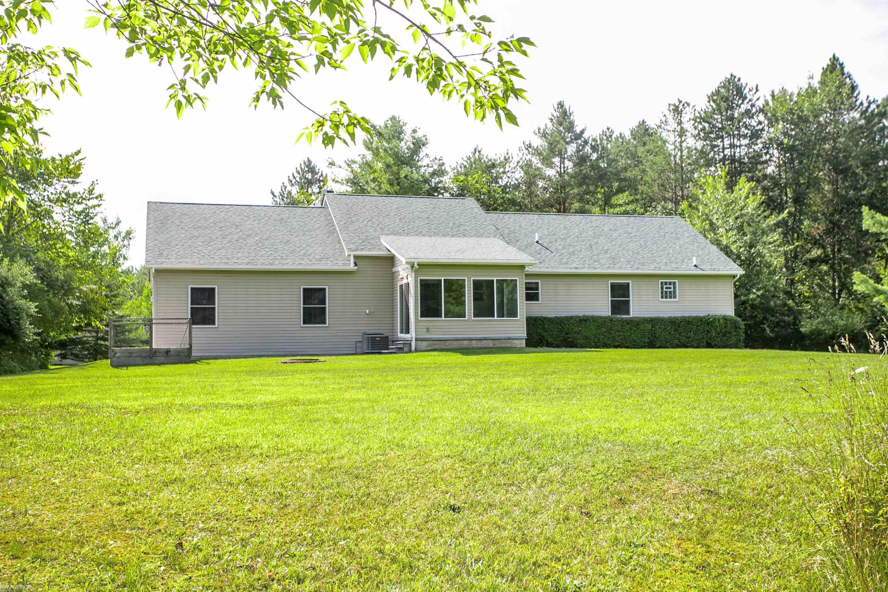 6584 Black River Drive, MI 48032 — Photo 23