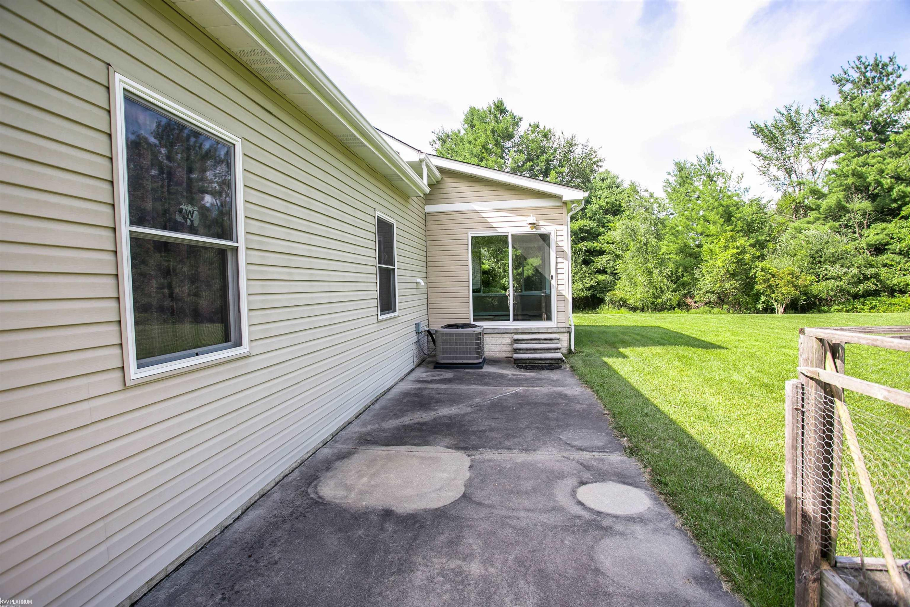 6584 Black River Drive, MI 48032 — Photo 24