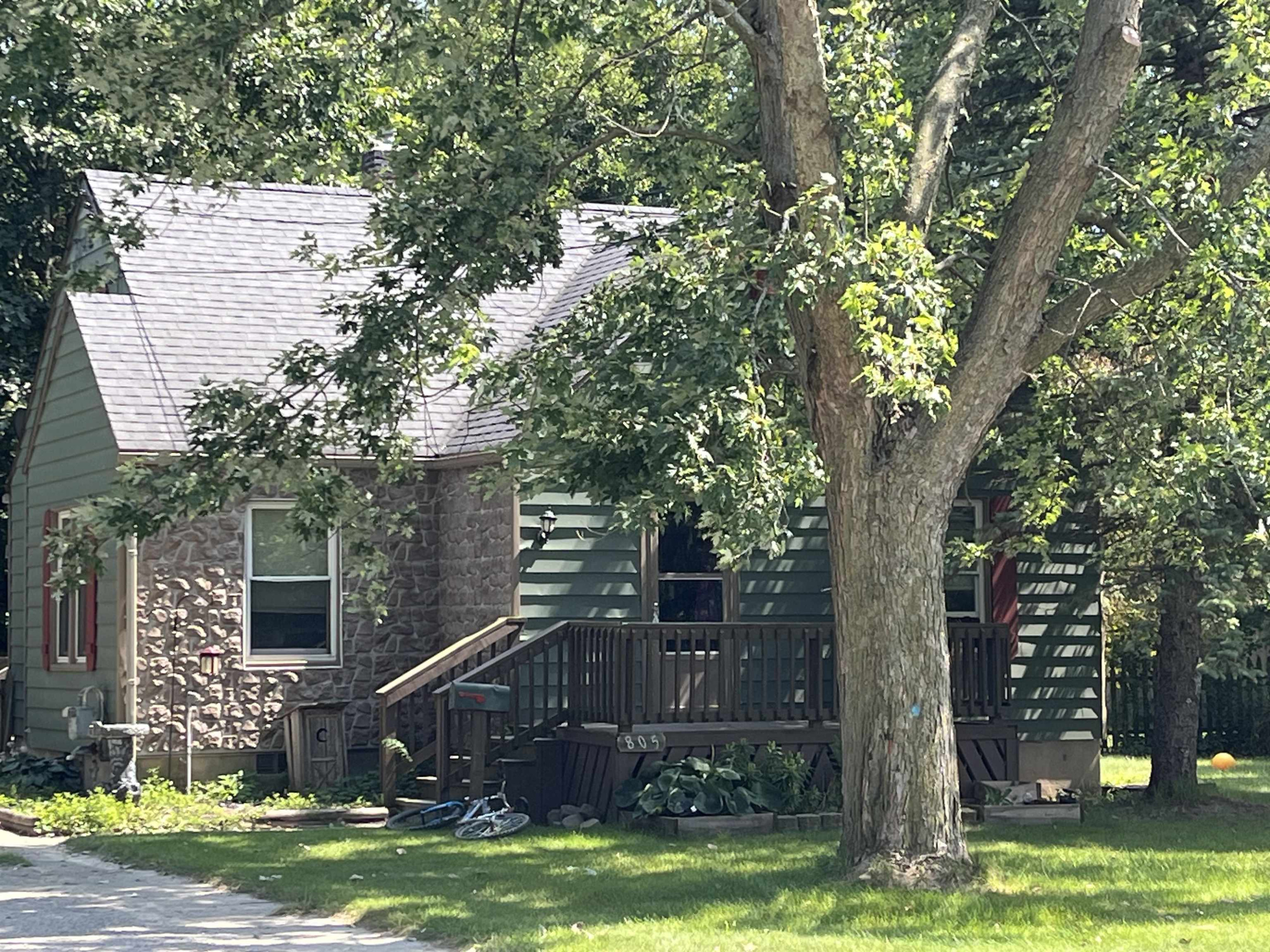 805 S Line, Chesaning, MI 48616 — front exterior