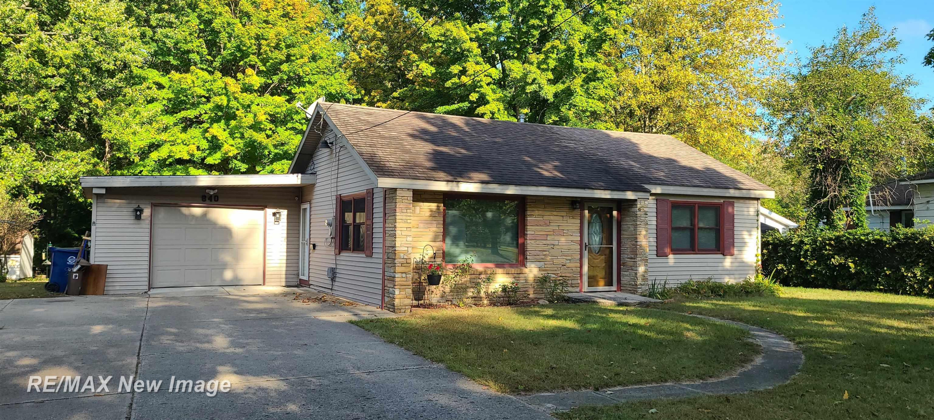 840 W Belle Avenue, Saint Charles, MI 48655 — front exterior