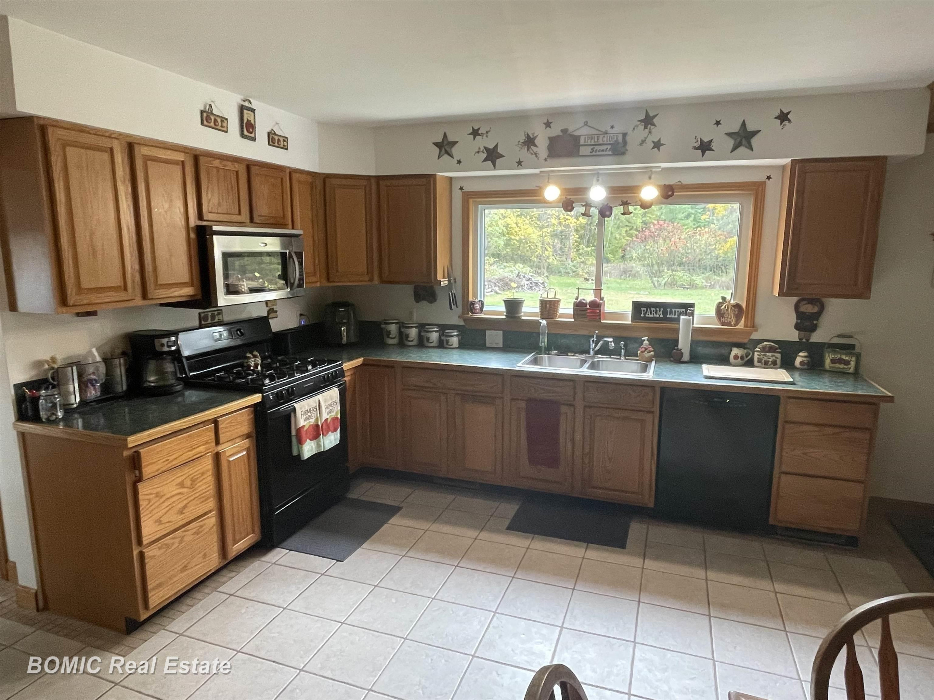 1085 W Moore Road, Saginaw, MI 48601 — Photo 2
