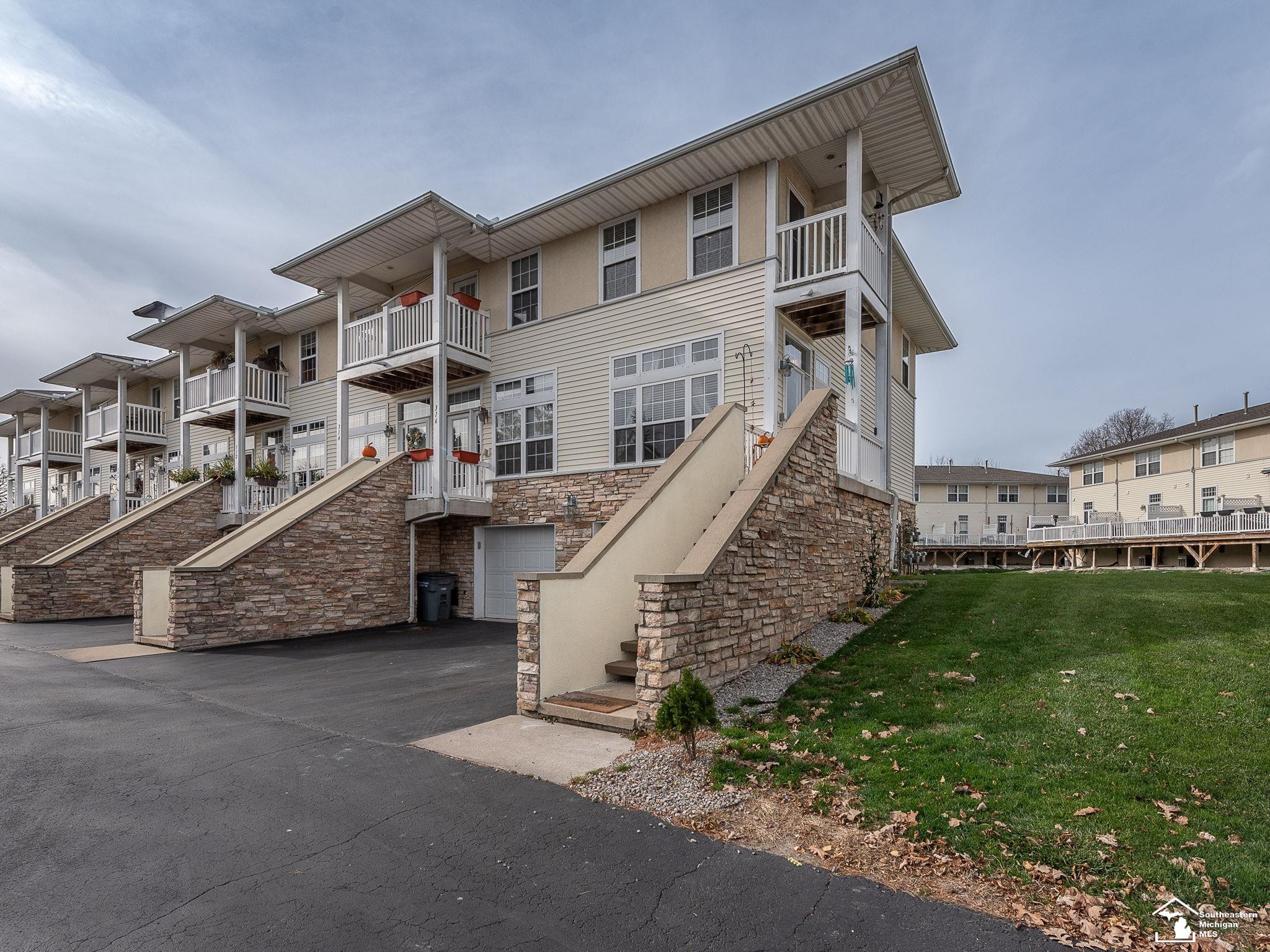 318 Beachwalk, Luna Pier, MI 48157 — front exterior