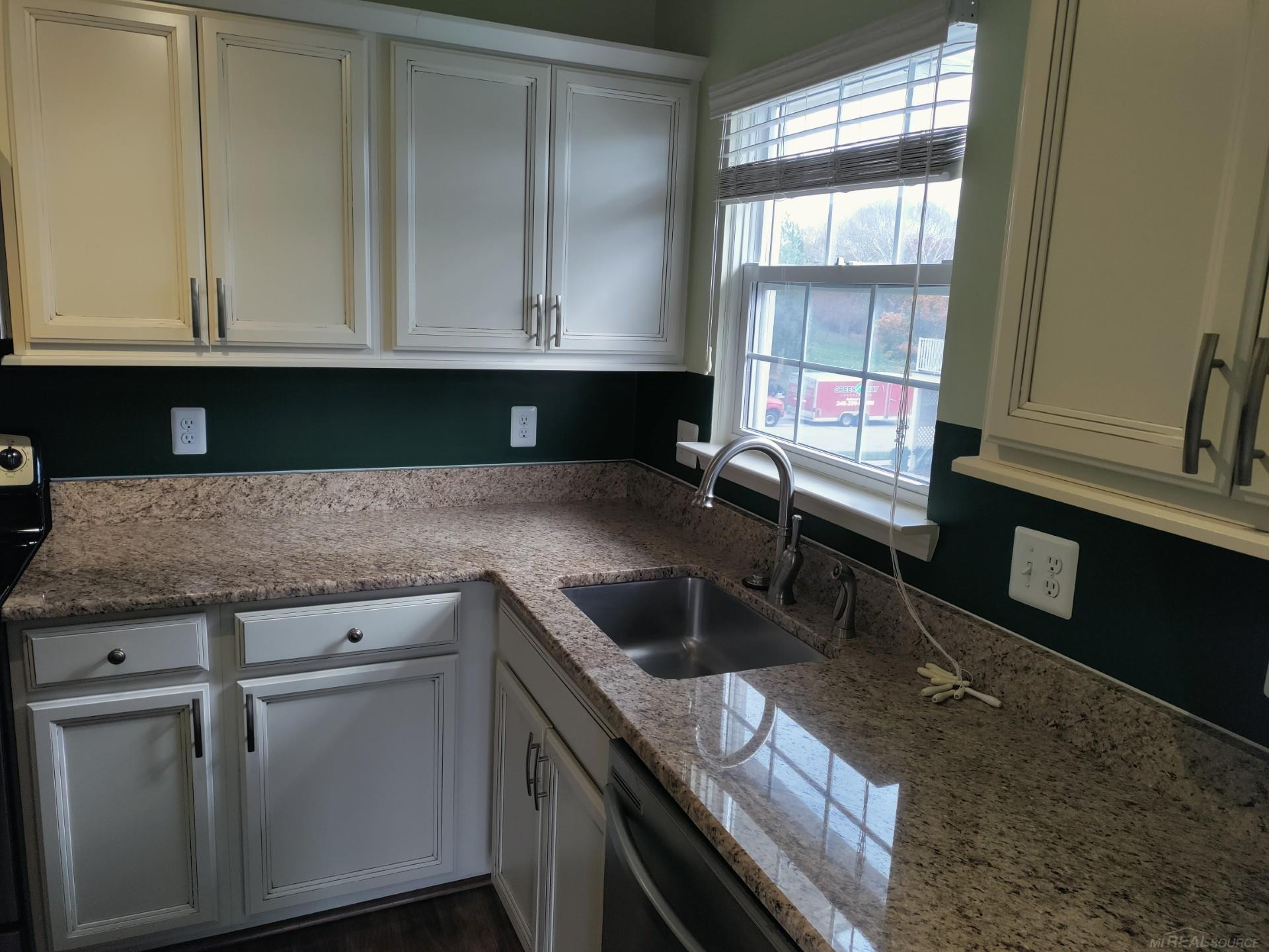 1978 FLAGSTONE Circle, Rochester Hills, MI 48307 — Photo 10