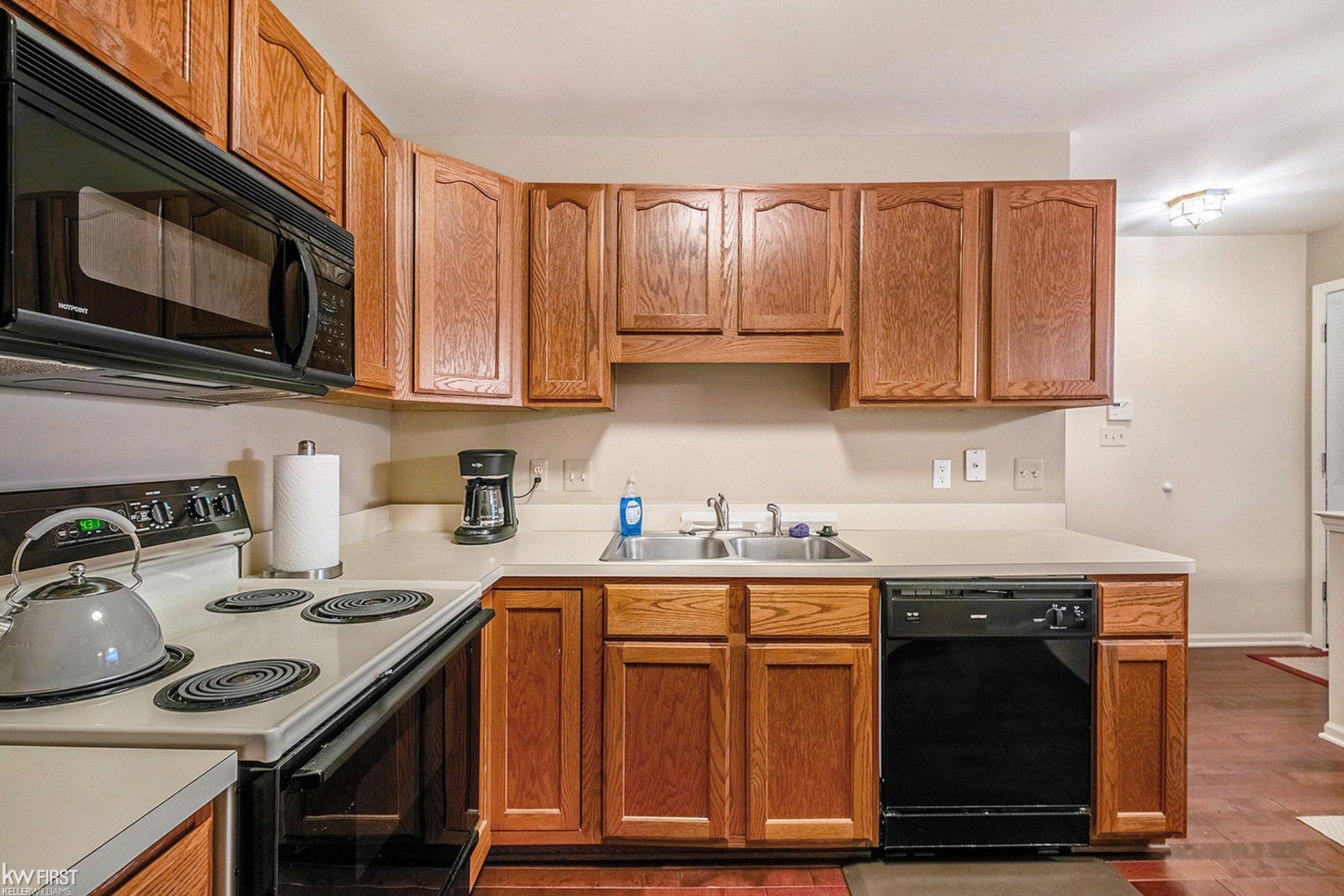 404 Woodfield Square, Brighton, MI 48116 — Photo 3