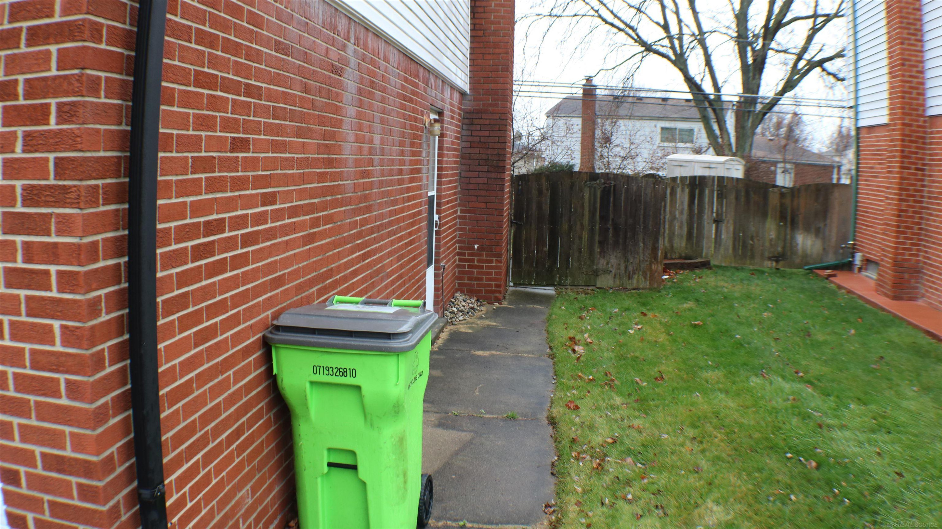 8737 Crestview Drive, Sterling Heights, MI 48312 — Photo 31