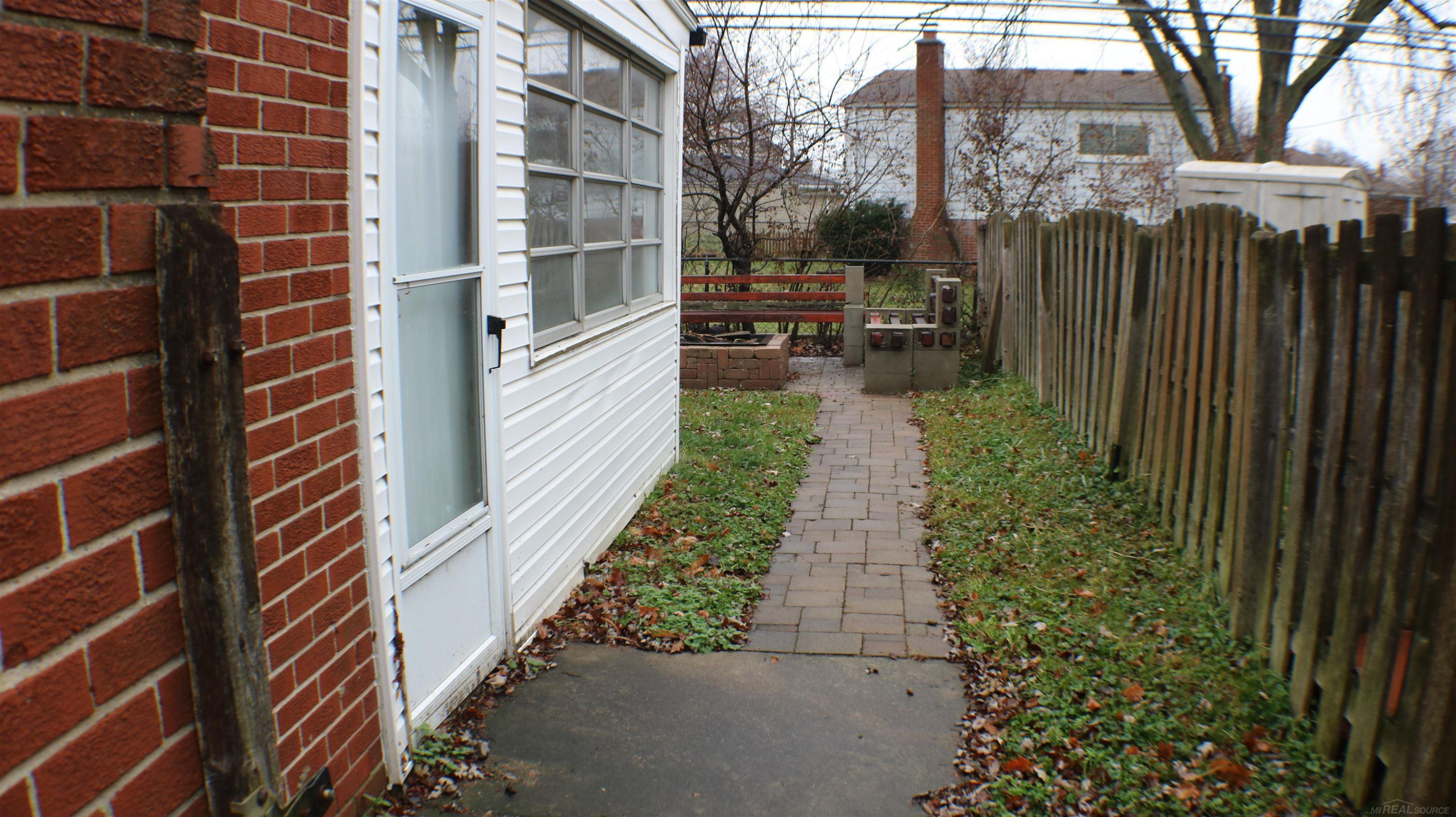 8737 Crestview Drive, Sterling Heights, MI 48312 — Photo 32
