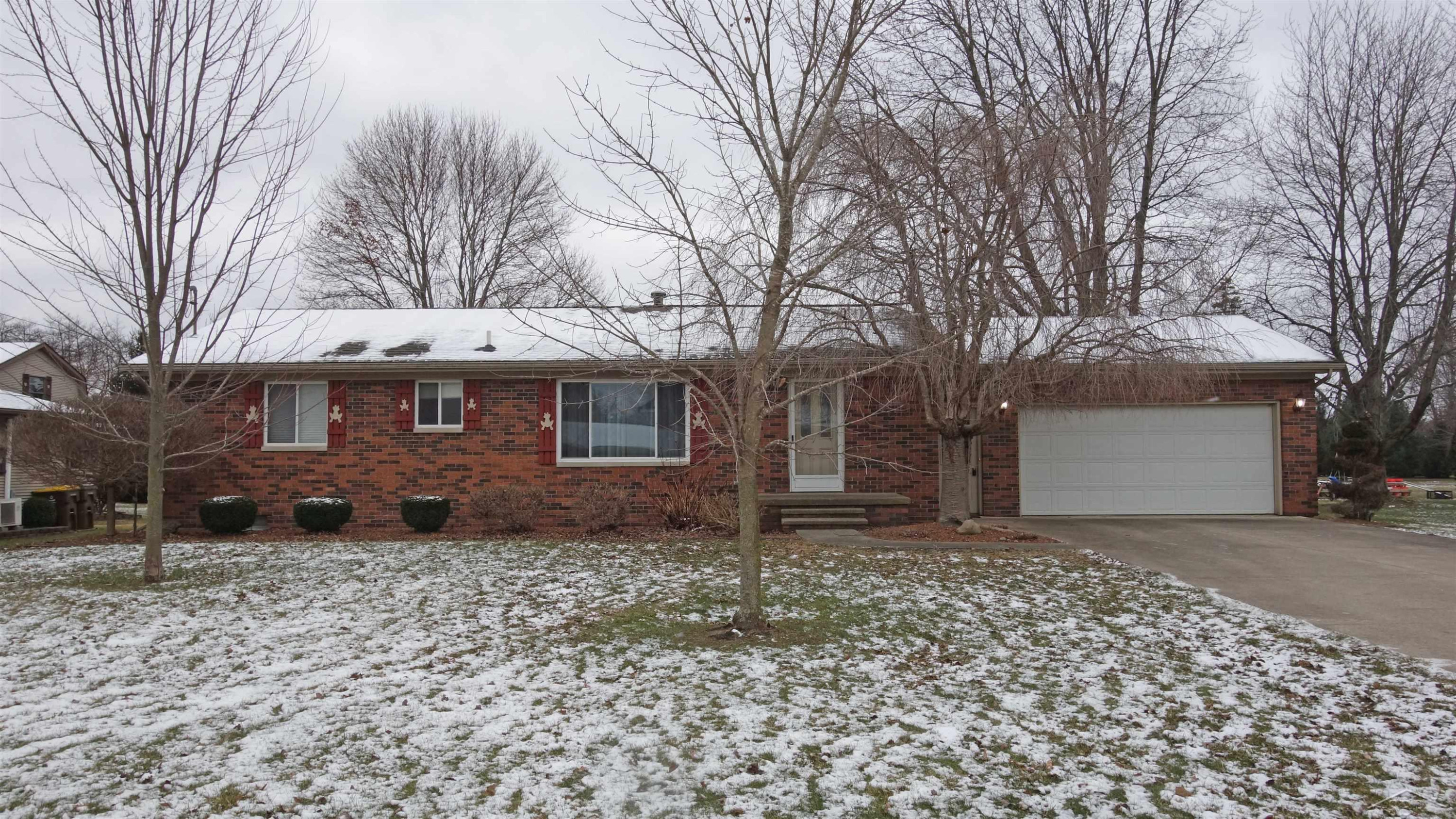 810 Sunflower Drive, Chesaning, MI 48616 — front exterior