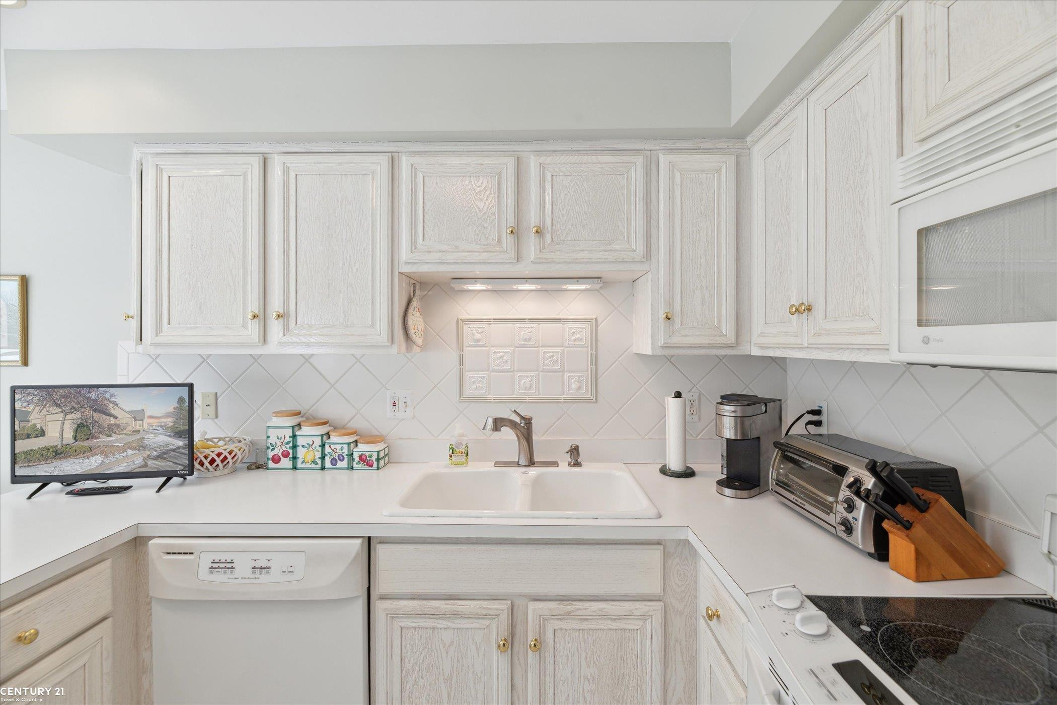 14898 Stoney Brook Drive, Shelby Twp, MI 48315 — Photo 16