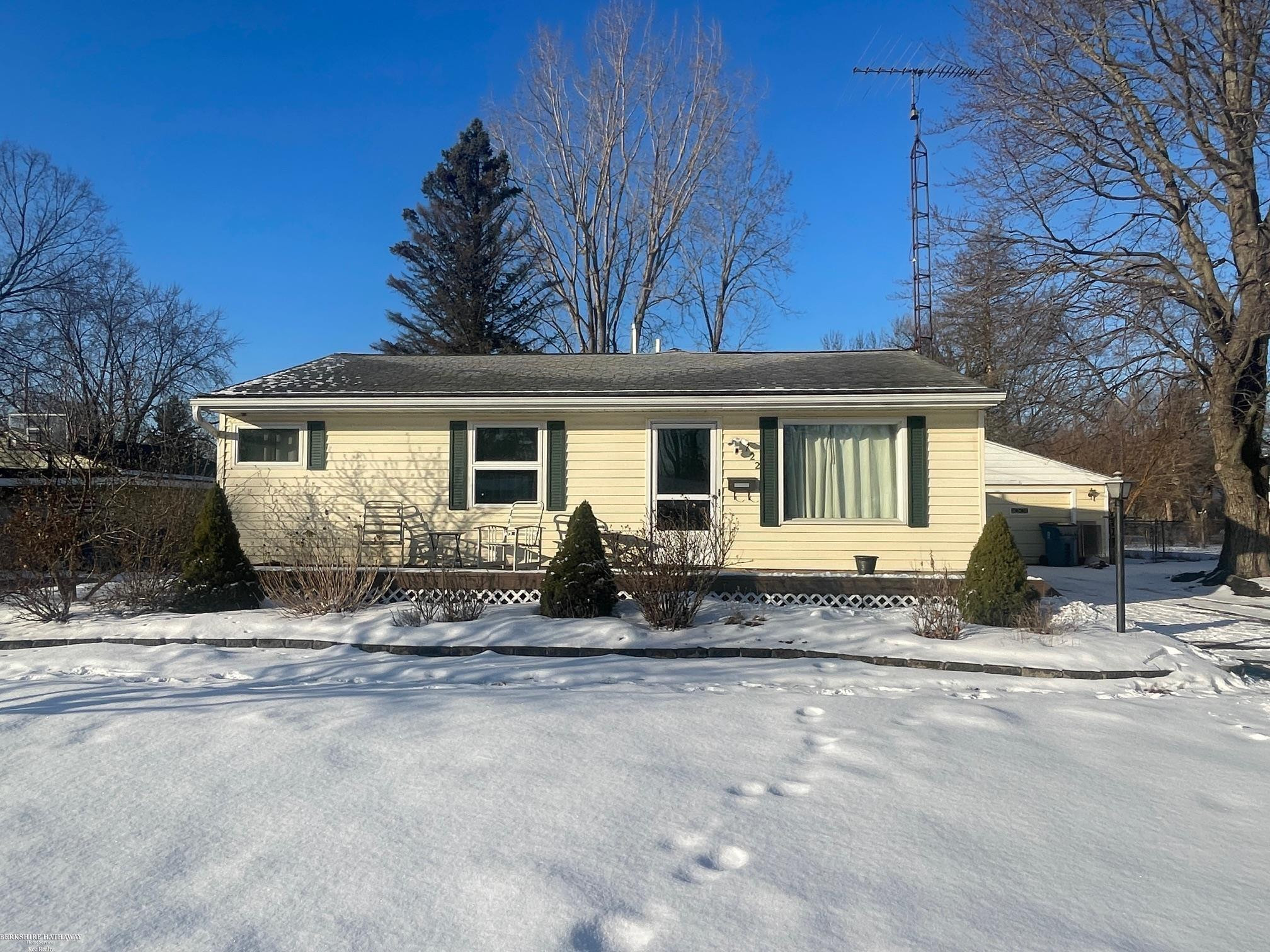 722 Richard Street, Holly, MI 48442 — front exterior