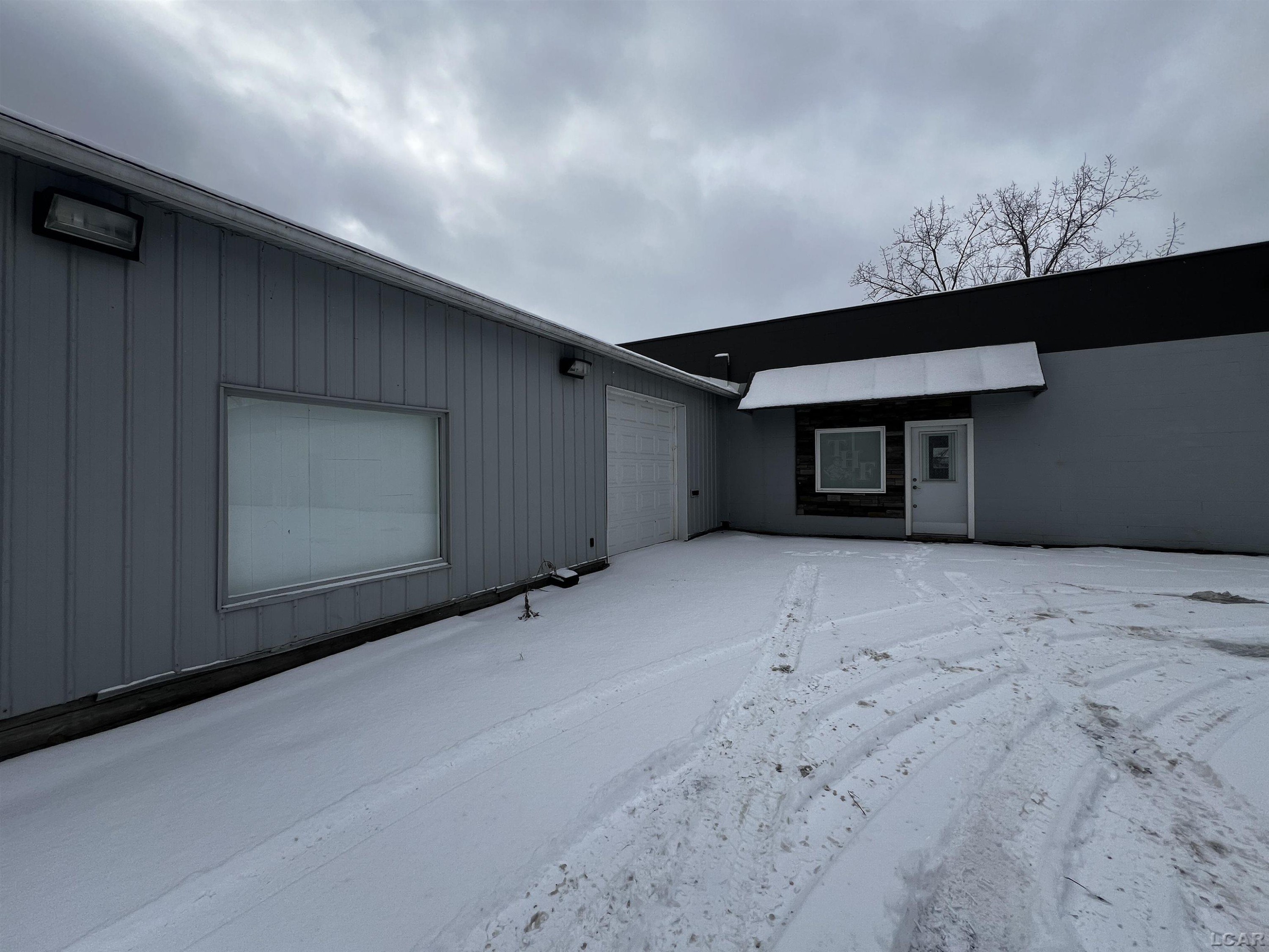725 W Beecher Street, Adrian, MI 49221 — front exterior