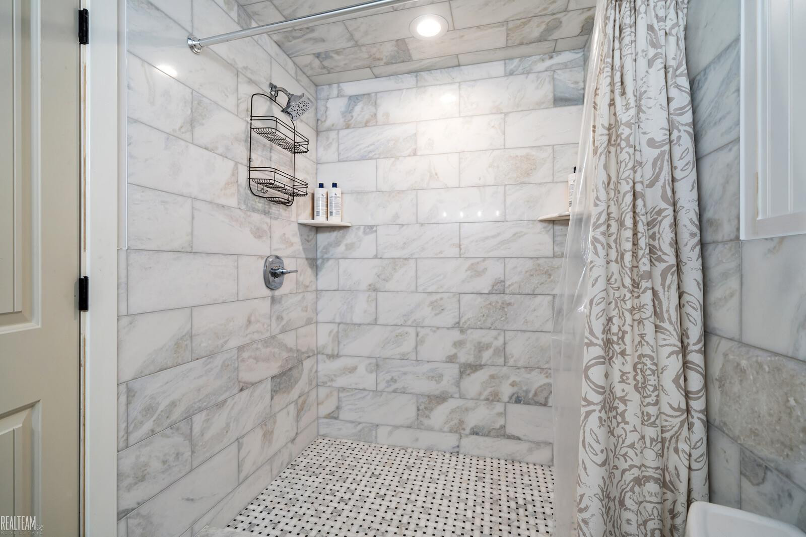 7831 Yorkshire Drive, Almont, MI 48003 — Photo 28