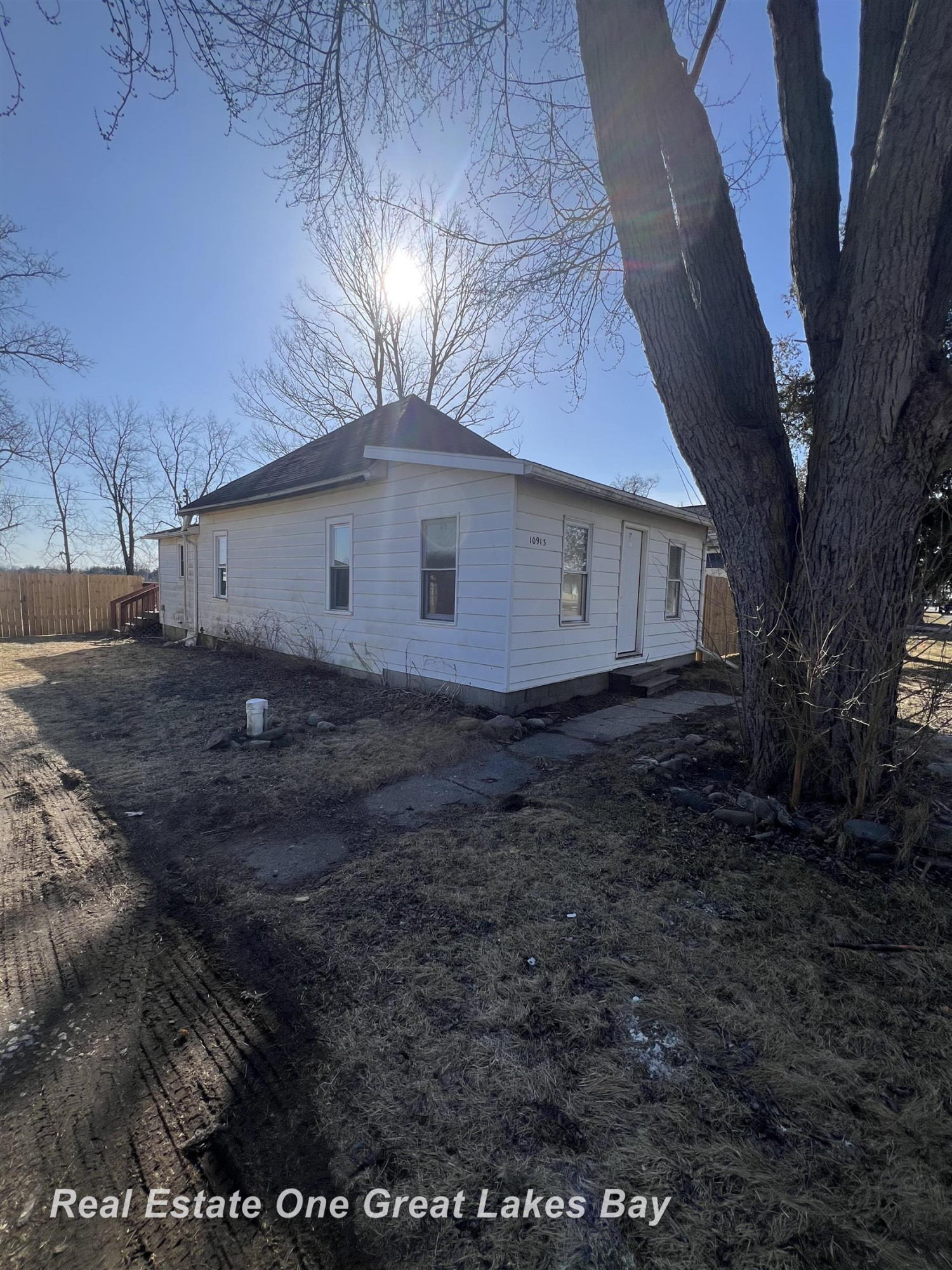 10913 S Hemlock Road, Brant, MI 48614 — front exterior